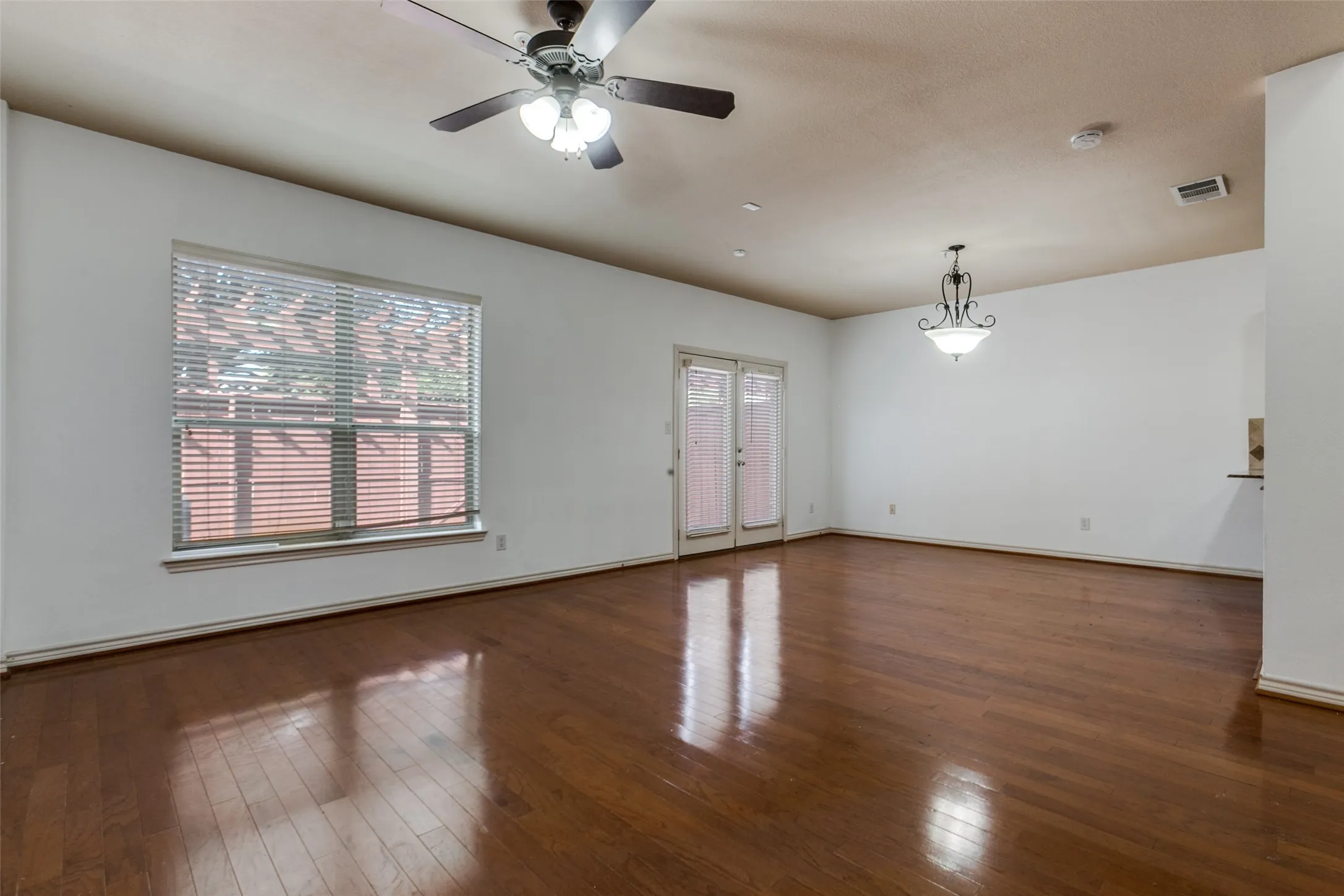 Townhouse For Sale in Collin County , 341 Metropolitan Drive, Plano, Texas 75023, 3 Bedrooms, 3 Bathrooms, 2 Garage spaces, 1,822 Sqft, built in 2005, Price $339,900, mls#21183003, Real Estate Agent in Plano, Homes For Sale in Collin county, Homes For Sale in Plano, Realtor in Plano Texas, Real Estate Brokerage Independent Realty Texas, Luminita Cordes Realtor