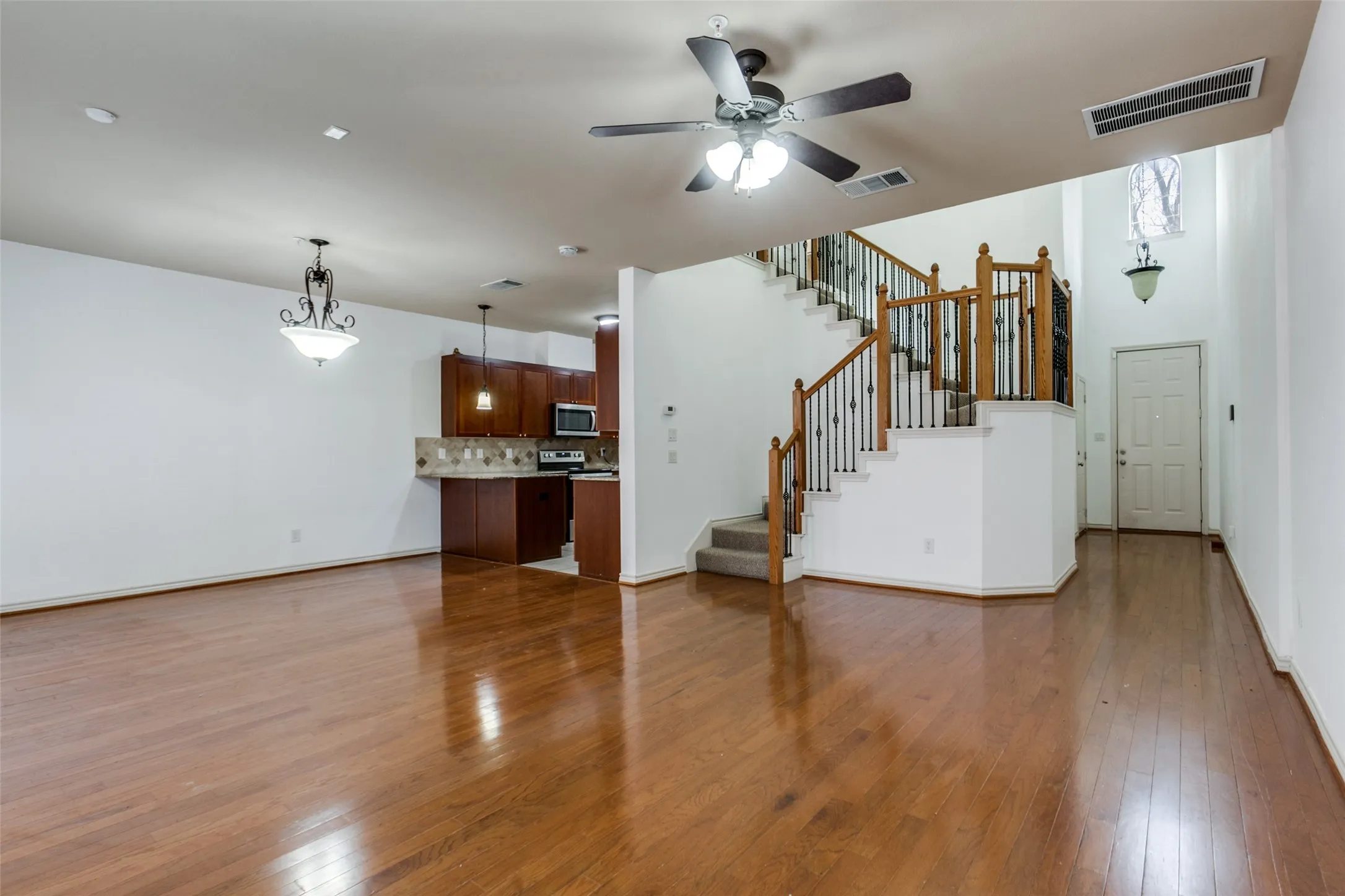 Townhouse For Sale in Collin County , 341 Metropolitan Drive, Plano, Texas 75023, 3 Bedrooms, 3 Bathrooms, 2 Garage spaces, 1,822 Sqft, built in 2005, Price $339,900, mls#21183003, Real Estate Agent in Plano, Homes For Sale in Collin county, Homes For Sale in Plano, Realtor in Plano Texas, Real Estate Brokerage Independent Realty Texas, Luminita Cordes Realtor