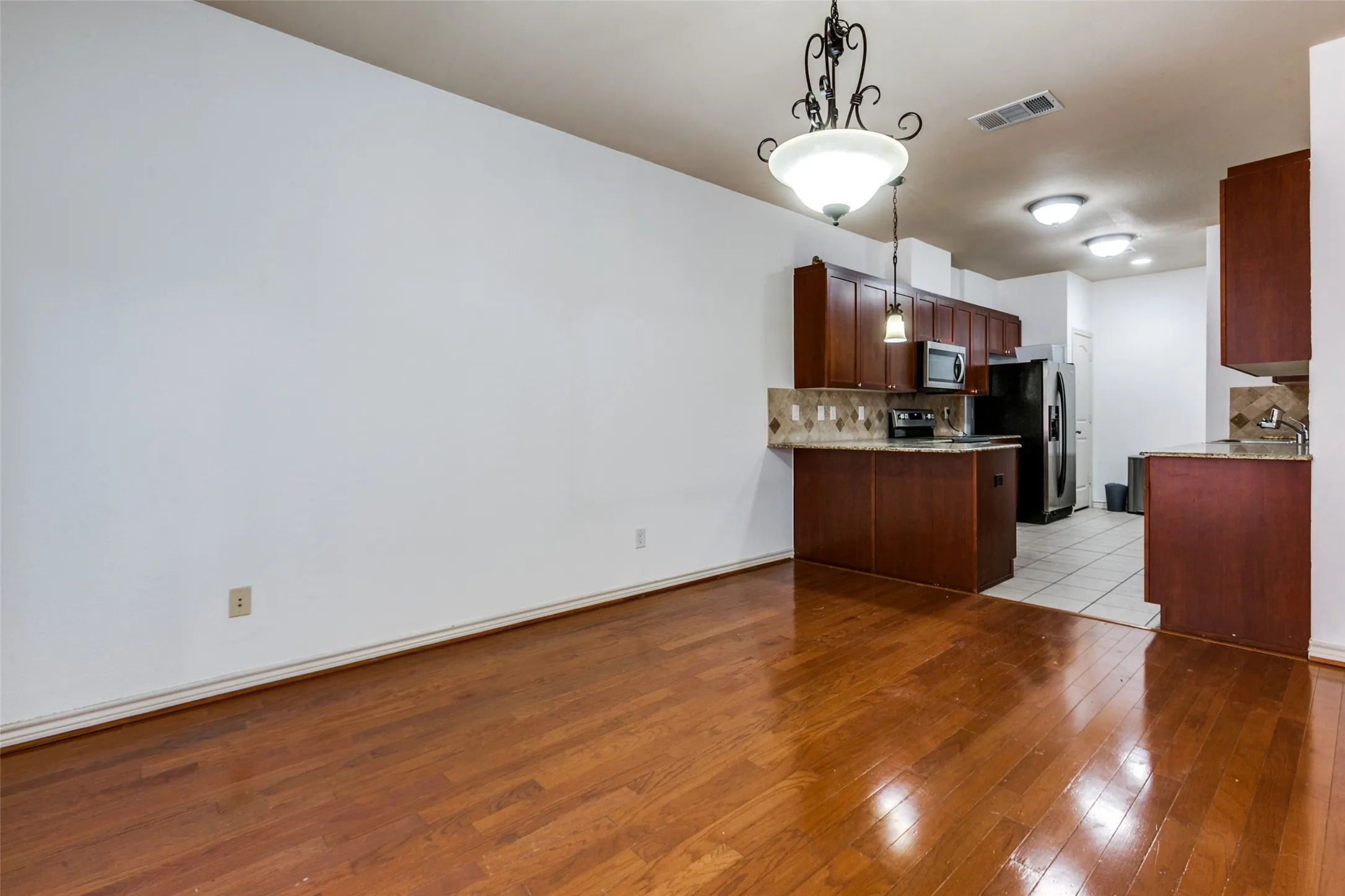 Townhouse For Sale in Collin County , 341 Metropolitan Drive, Plano, Texas 75023, 3 Bedrooms, 3 Bathrooms, 2 Garage spaces, 1,822 Sqft, built in 2005, Price $339,900, mls#21183003, Real Estate Agent in Plano, Homes For Sale in Collin county, Homes For Sale in Plano, Realtor in Plano Texas, Real Estate Brokerage Independent Realty Texas, Luminita Cordes Realtor