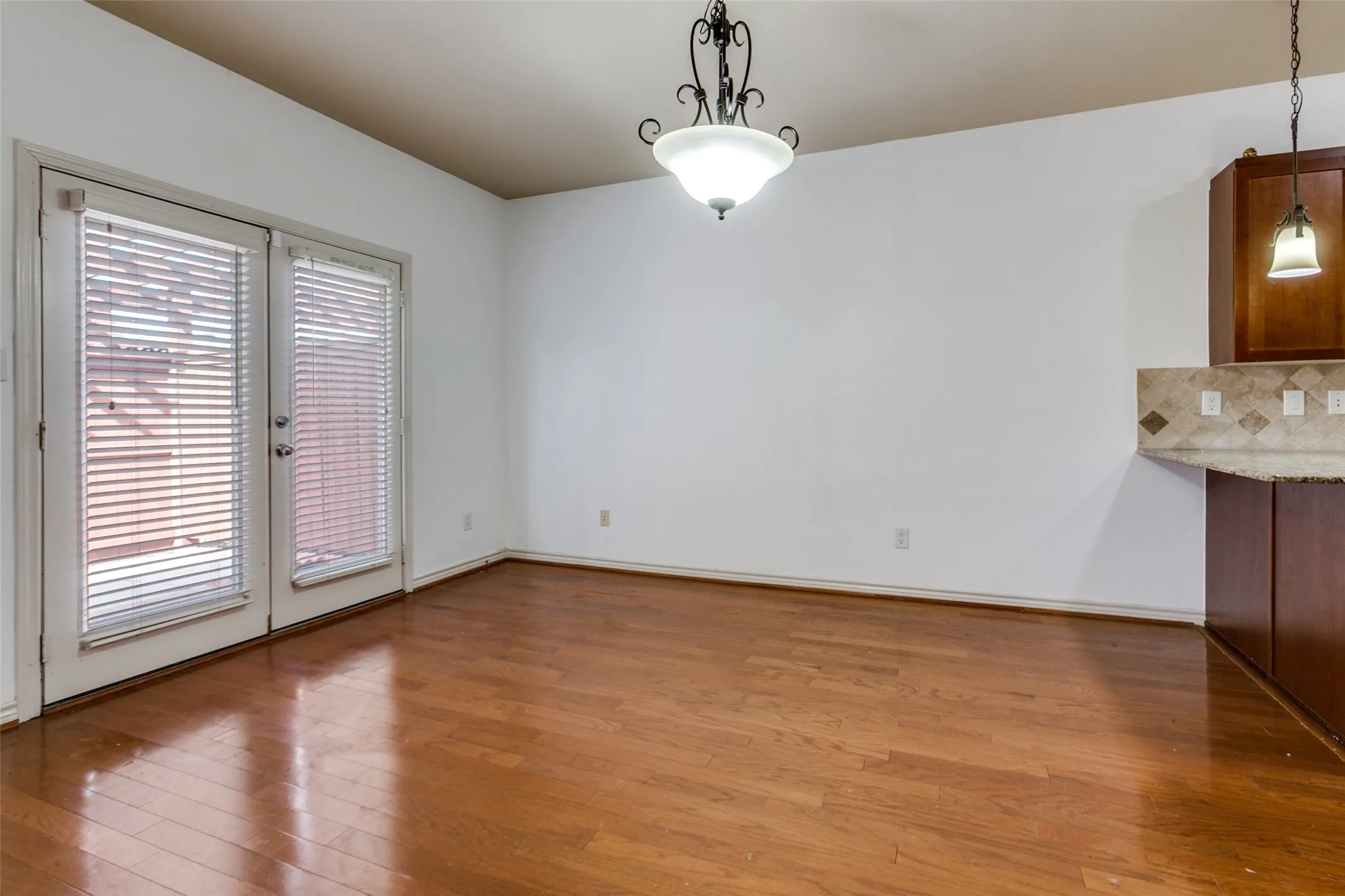 Townhouse For Sale in Collin County , 341 Metropolitan Drive, Plano, Texas 75023, 3 Bedrooms, 3 Bathrooms, 2 Garage spaces, 1,822 Sqft, built in 2005, Price $339,900, mls#21183003, Real Estate Agent in Plano, Homes For Sale in Collin county, Homes For Sale in Plano, Realtor in Plano Texas, Real Estate Brokerage Independent Realty Texas, Luminita Cordes Realtor