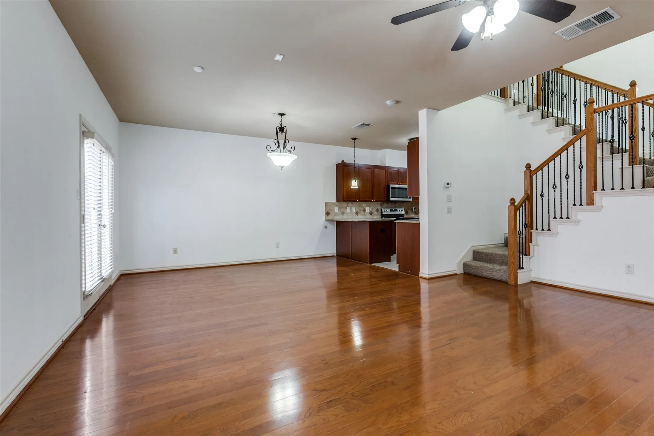 Townhouse For Sale in Collin County , 341 Metropolitan Drive, Plano, Texas 75023, 3 Bedrooms, 3 Bathrooms, 2 Garage spaces, 1,822 Sqft, built in 2005, Price $339,900, mls#21183003, Real Estate Agent in Plano, Homes For Sale in Collin county, Homes For Sale in Plano, Realtor in Plano Texas, Real Estate Brokerage Independent Realty Texas, Luminita Cordes Realtor
