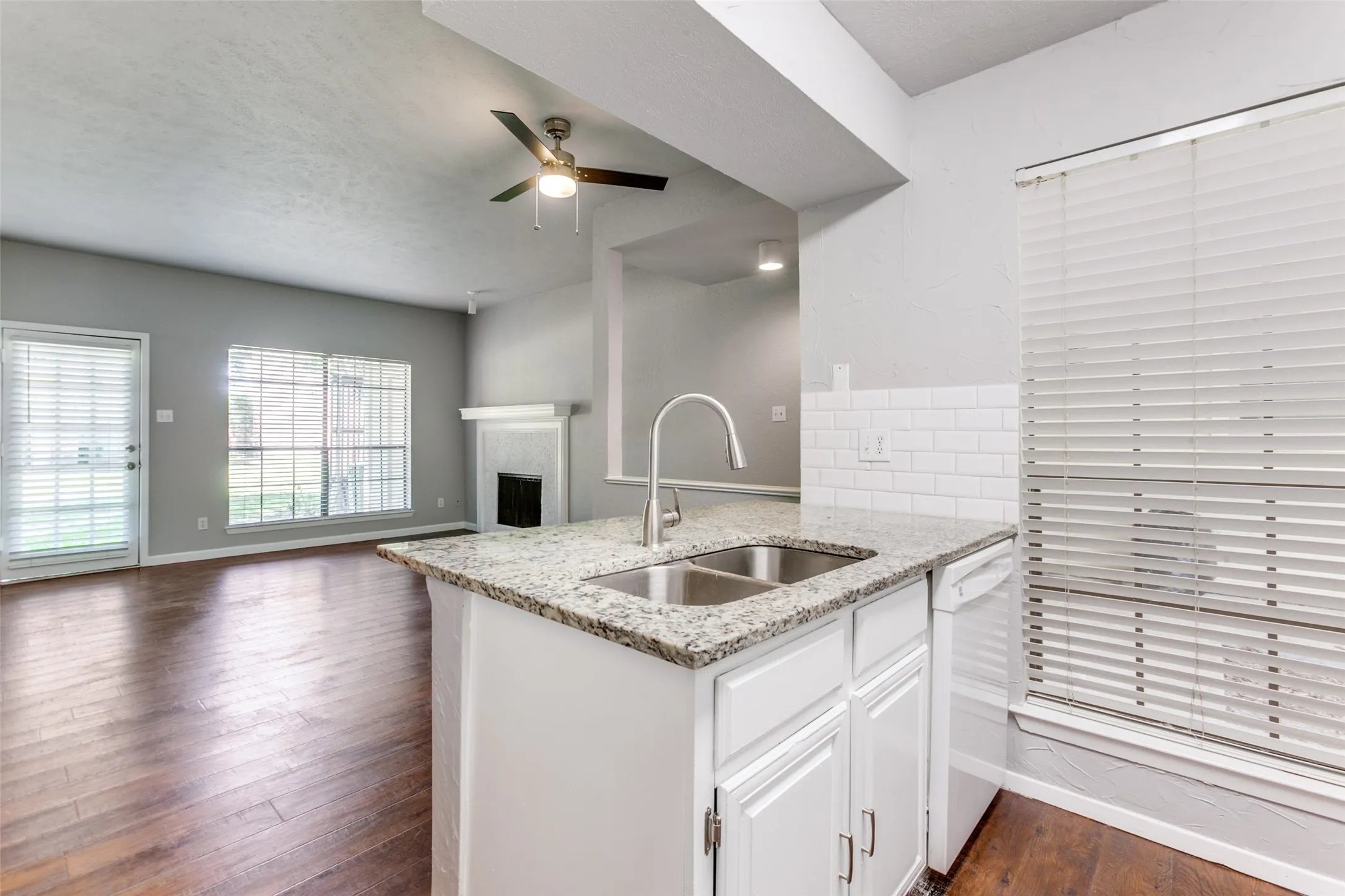 Open kitchen, granite countertops
