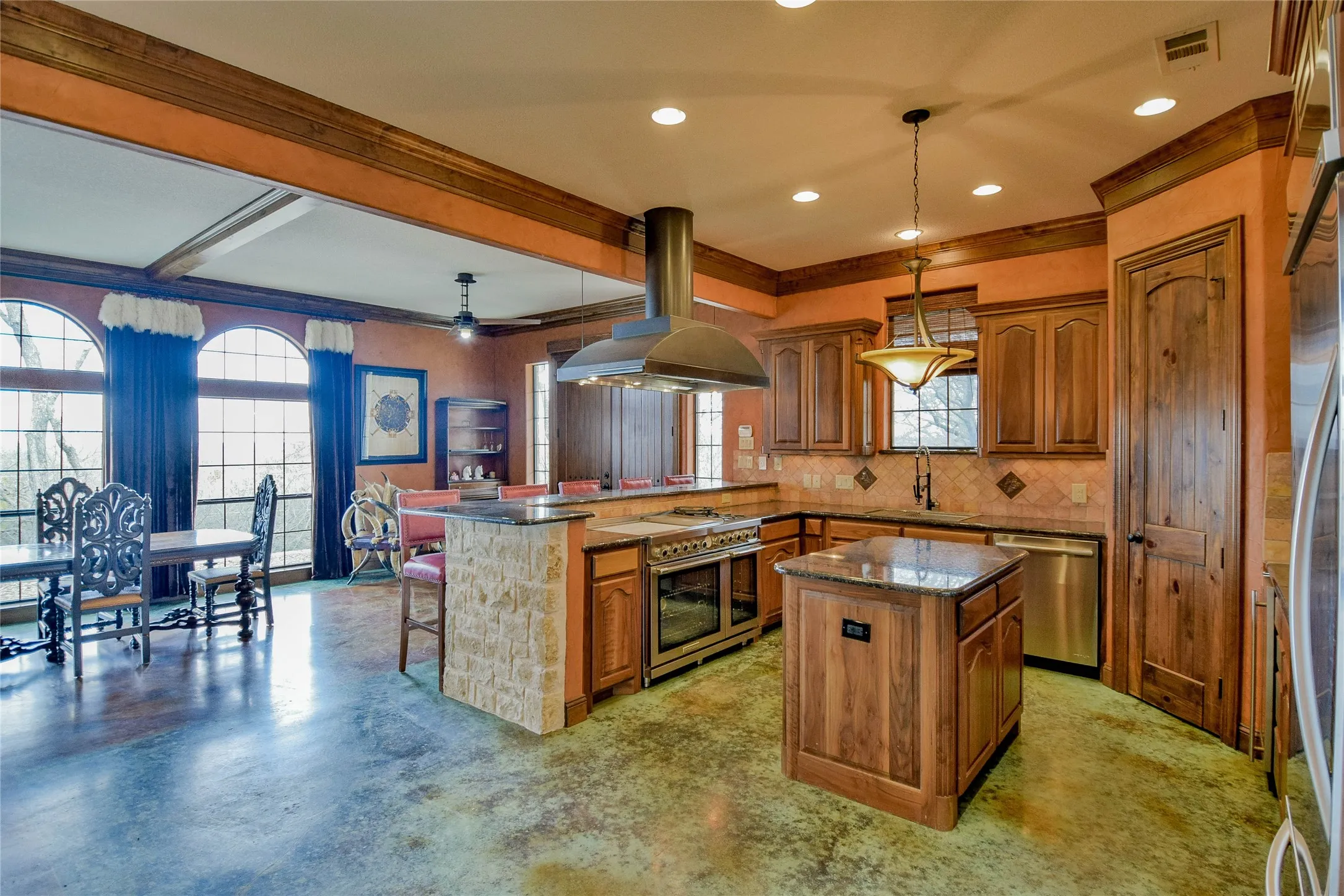 Single Family Residence For Sale in Hood County , 1501 S Chisholm Trail, Granbury, Texas 76048, 4 Bedroom, 3 Bathroom, 2 Garage spaces, 3,753 Sqft, built in 2007, Preowned, mls#21147819, Real Estate Agent in Granbury, Homes For Sale in Hood county, Homes For Sale in Granbury, Realtor in Granbury Texas, Real Estate Brokerage Independent Realty Texas, Luminita Cordes Realtor