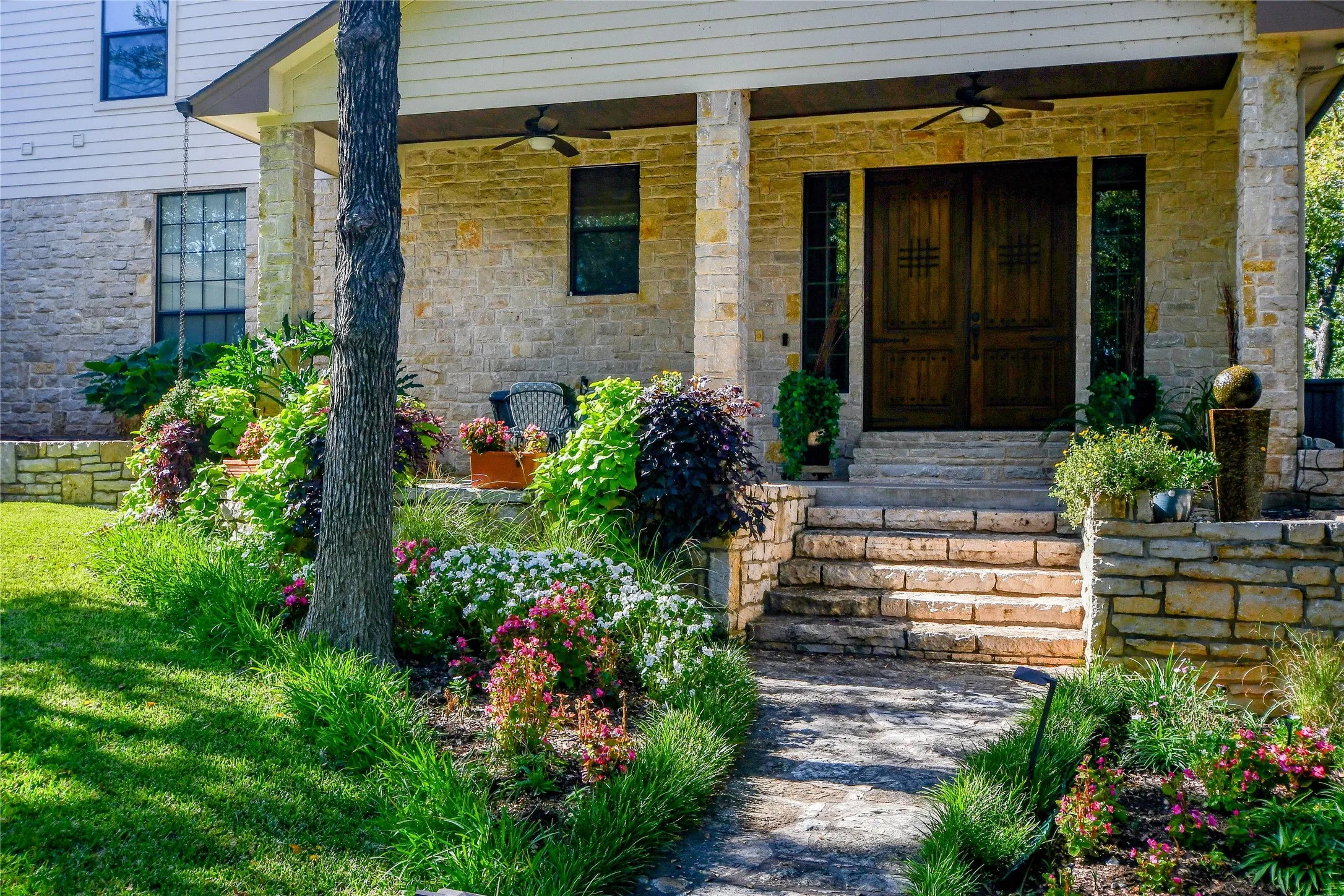 Single Family Residence For Sale in Hood County , 1501 S Chisholm Trail, Granbury, Texas 76048, 4 Bedroom, 3 Bathroom, 2 Garage spaces, 3,753 Sqft, built in 2007, Preowned, mls#21147819, Real Estate Agent in Granbury, Homes For Sale in Hood county, Homes For Sale in Granbury, Realtor in Granbury Texas, Real Estate Brokerage Independent Realty Texas, Luminita Cordes Realtor