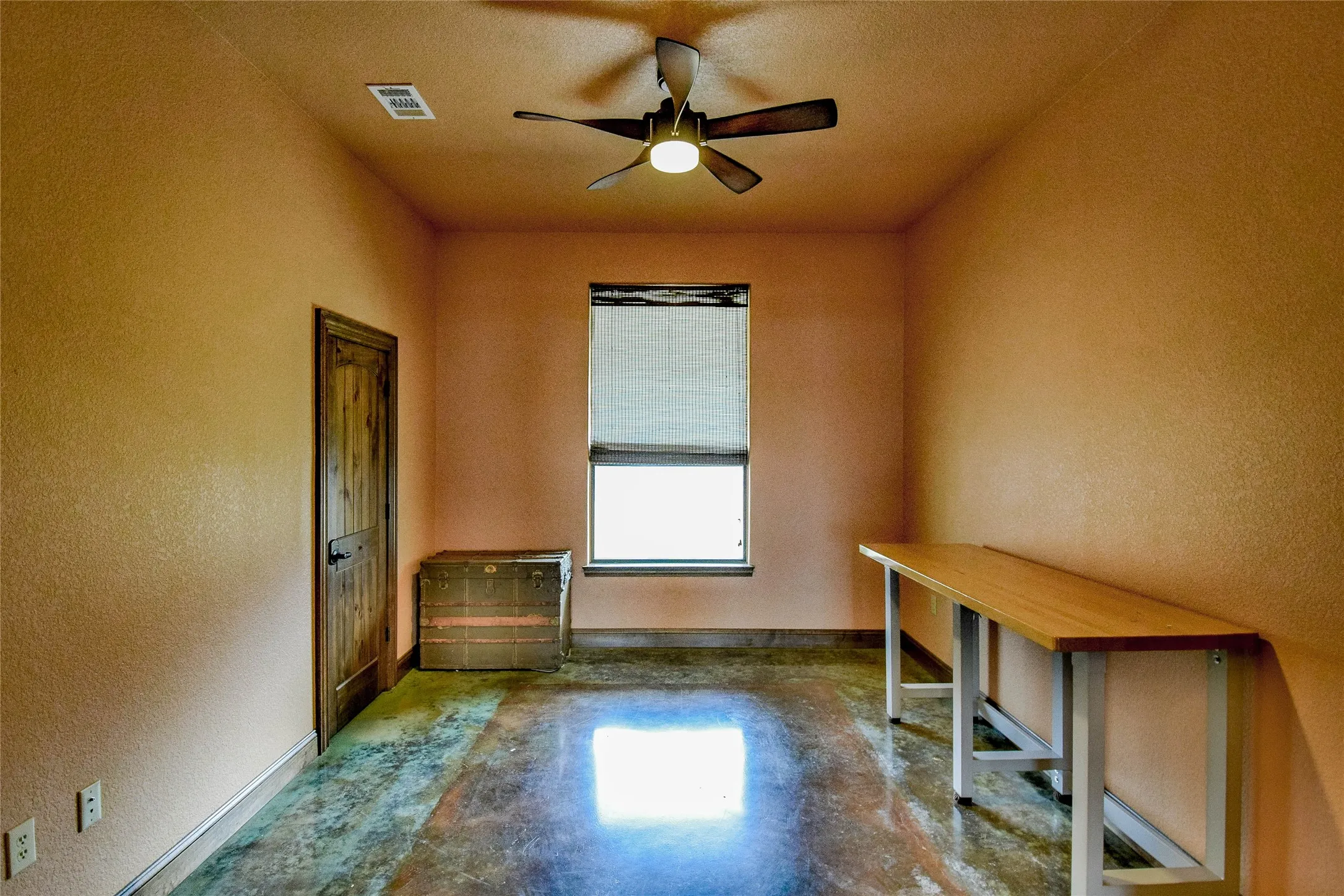 Single Family Residence For Sale in Hood County , 1501 S Chisholm Trail, Granbury, Texas 76048, 4 Bedroom, 3 Bathroom, 2 Garage spaces, 3,753 Sqft, built in 2007, Preowned, mls#21147819, Real Estate Agent in Granbury, Homes For Sale in Hood county, Homes For Sale in Granbury, Realtor in Granbury Texas, Real Estate Brokerage Independent Realty Texas, Luminita Cordes Realtor