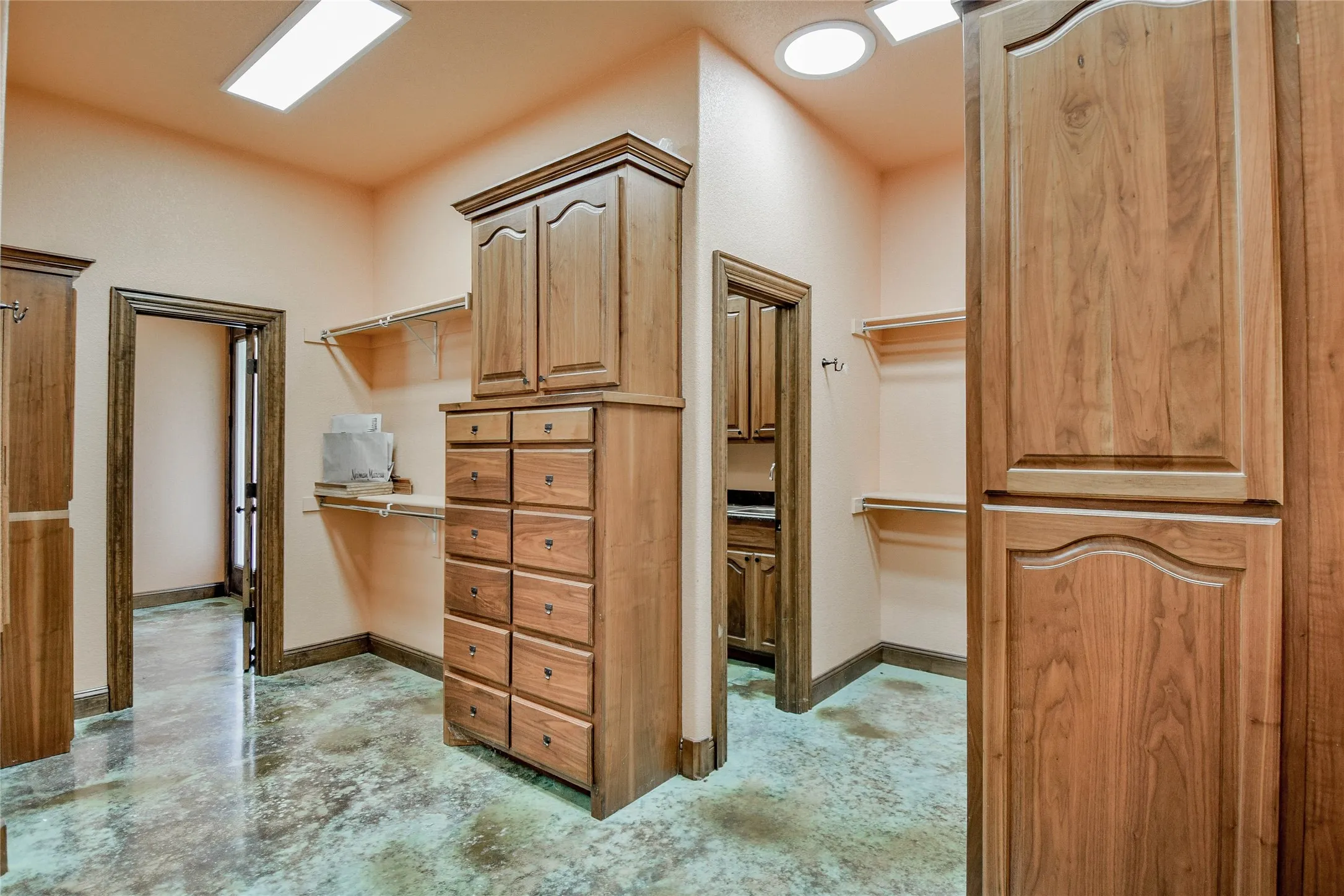 Single Family Residence For Sale in Hood County , 1501 S Chisholm Trail, Granbury, Texas 76048, 4 Bedroom, 3 Bathroom, 2 Garage spaces, 3,753 Sqft, built in 2007, Preowned, mls#21147819, Real Estate Agent in Granbury, Homes For Sale in Hood county, Homes For Sale in Granbury, Realtor in Granbury Texas, Real Estate Brokerage Independent Realty Texas, Luminita Cordes Realtor