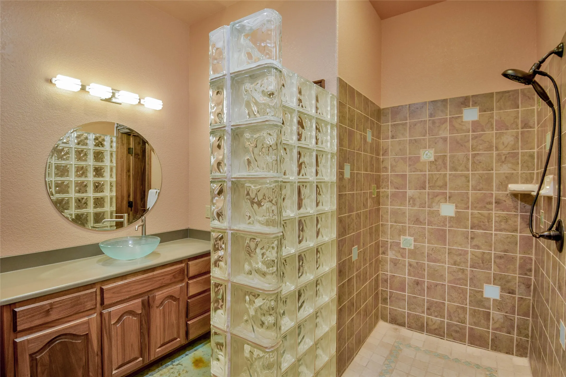 Single Family Residence For Sale in Hood County , 1501 S Chisholm Trail, Granbury, Texas 76048, 4 Bedroom, 3 Bathroom, 2 Garage spaces, 3,753 Sqft, built in 2007, Preowned, mls#21147819, Real Estate Agent in Granbury, Homes For Sale in Hood county, Homes For Sale in Granbury, Realtor in Granbury Texas, Real Estate Brokerage Independent Realty Texas, Luminita Cordes Realtor