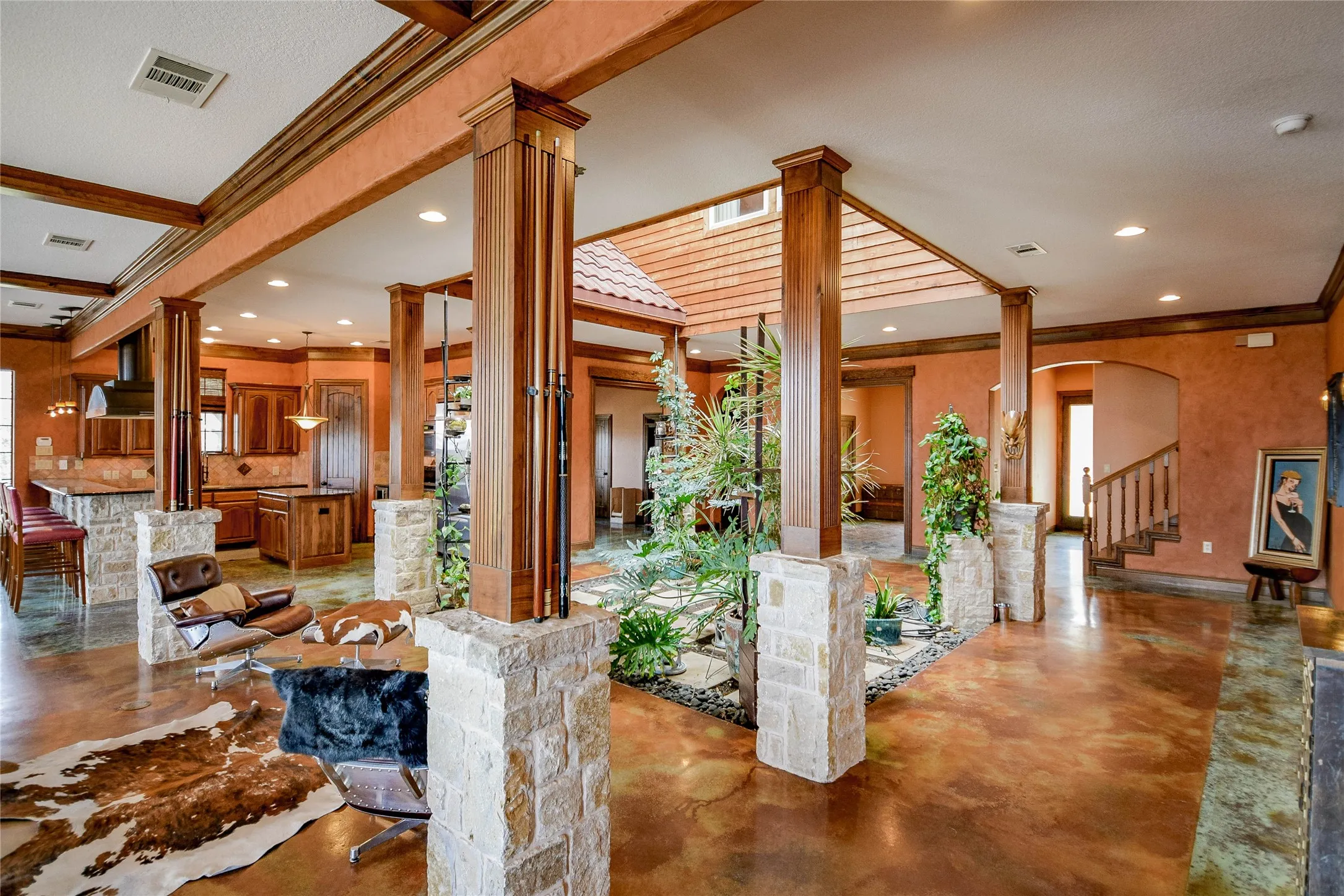 Single Family Residence For Sale in Hood County , 1501 S Chisholm Trail, Granbury, Texas 76048, 4 Bedroom, 3 Bathroom, 2 Garage spaces, 3,753 Sqft, built in 2007, Preowned, mls#21147819, Real Estate Agent in Granbury, Homes For Sale in Hood county, Homes For Sale in Granbury, Realtor in Granbury Texas, Real Estate Brokerage Independent Realty Texas, Luminita Cordes Realtor