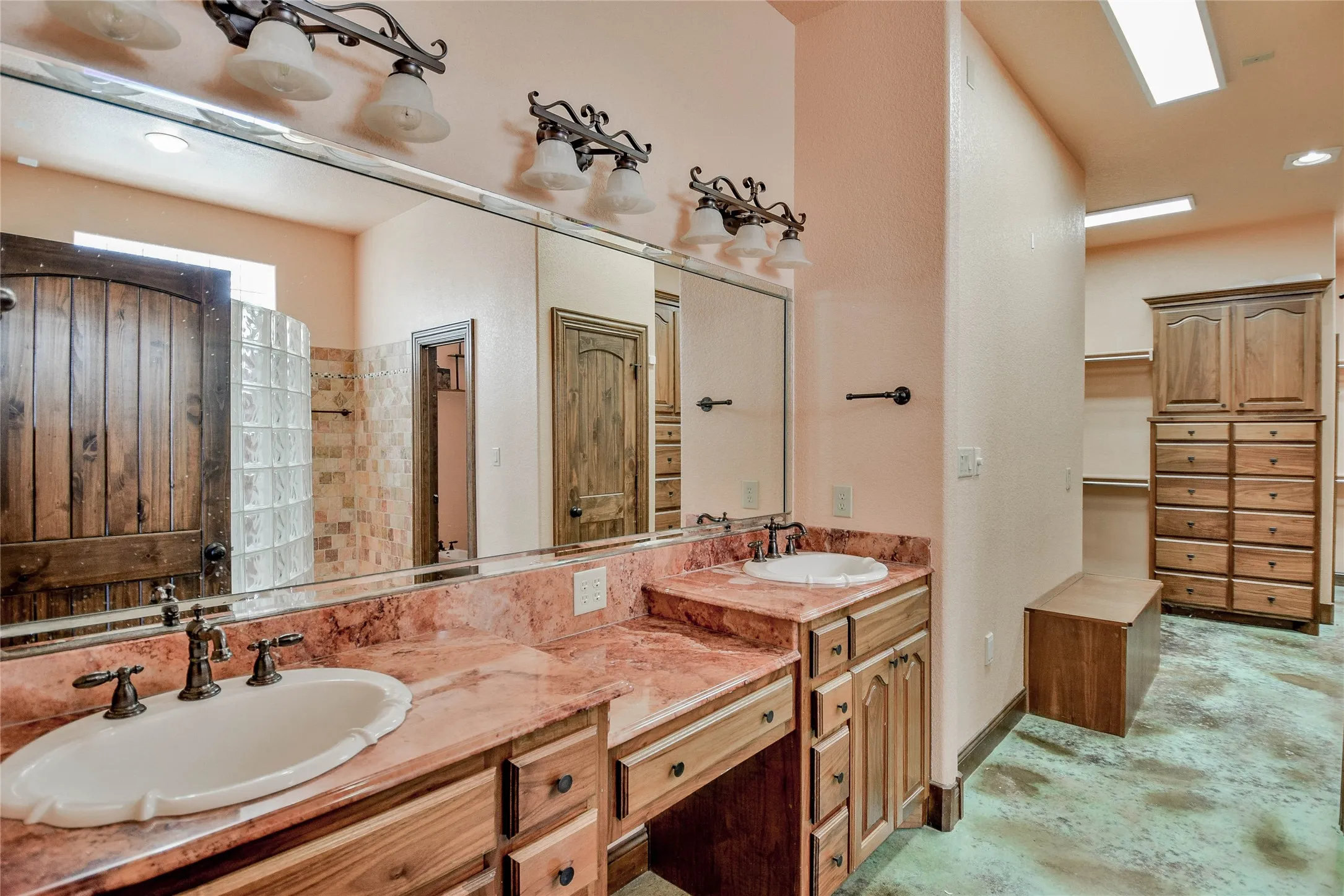 Single Family Residence For Sale in Hood County , 1501 S Chisholm Trail, Granbury, Texas 76048, 4 Bedroom, 3 Bathroom, 2 Garage spaces, 3,753 Sqft, built in 2007, Preowned, mls#21147819, Real Estate Agent in Granbury, Homes For Sale in Hood county, Homes For Sale in Granbury, Realtor in Granbury Texas, Real Estate Brokerage Independent Realty Texas, Luminita Cordes Realtor