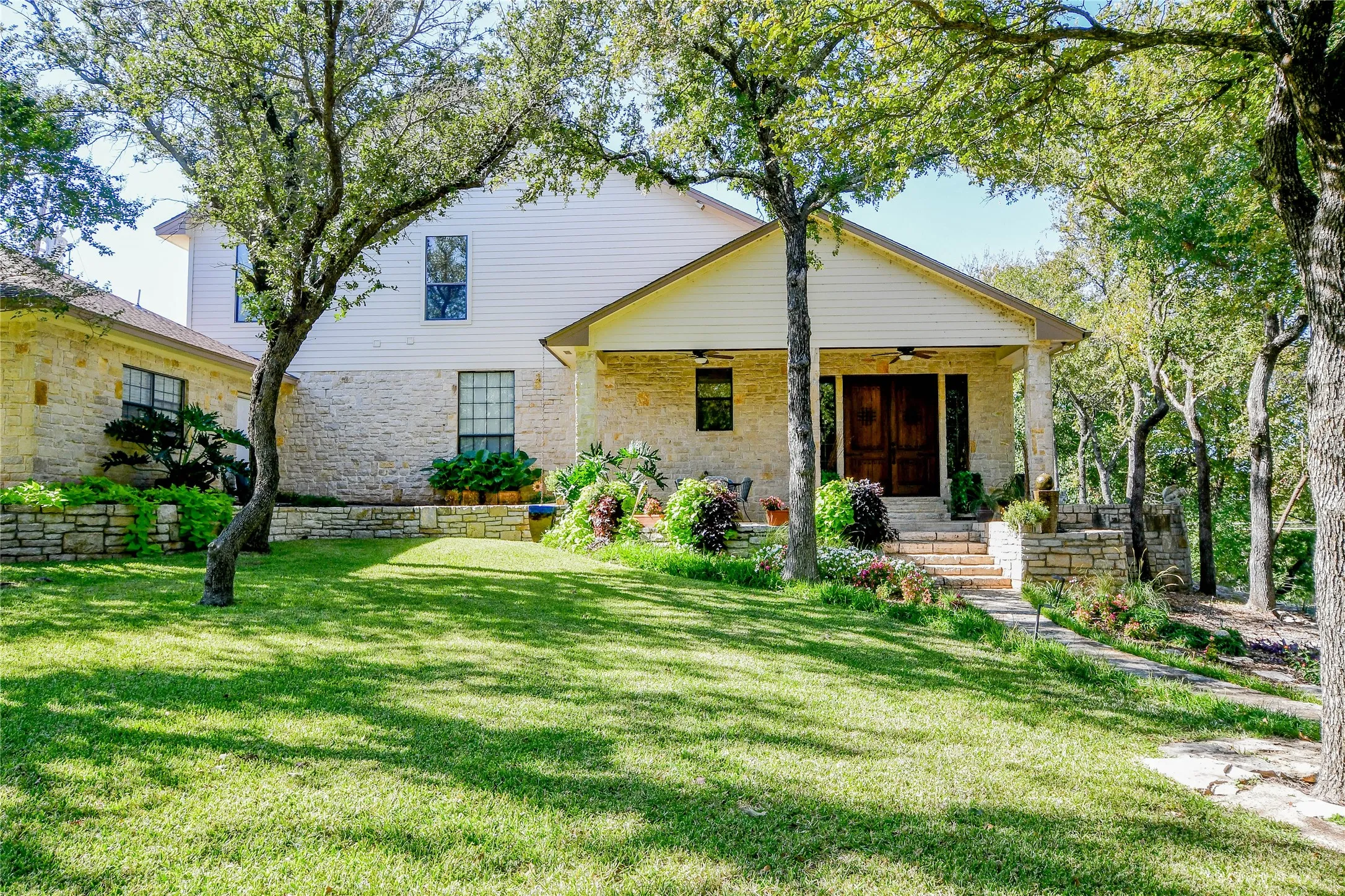 Single Family Residence For Sale in Hood County , 1501 S Chisholm Trail, Granbury, Texas 76048, 4 Bedroom, 3 Bathroom, 2 Garage spaces, 3,753 Sqft, built in 2007, Preowned, mls#21147819, Real Estate Agent in Granbury, Homes For Sale in Hood county, Homes For Sale in Granbury, Realtor in Granbury Texas, Real Estate Brokerage Independent Realty Texas, Luminita Cordes Realtor