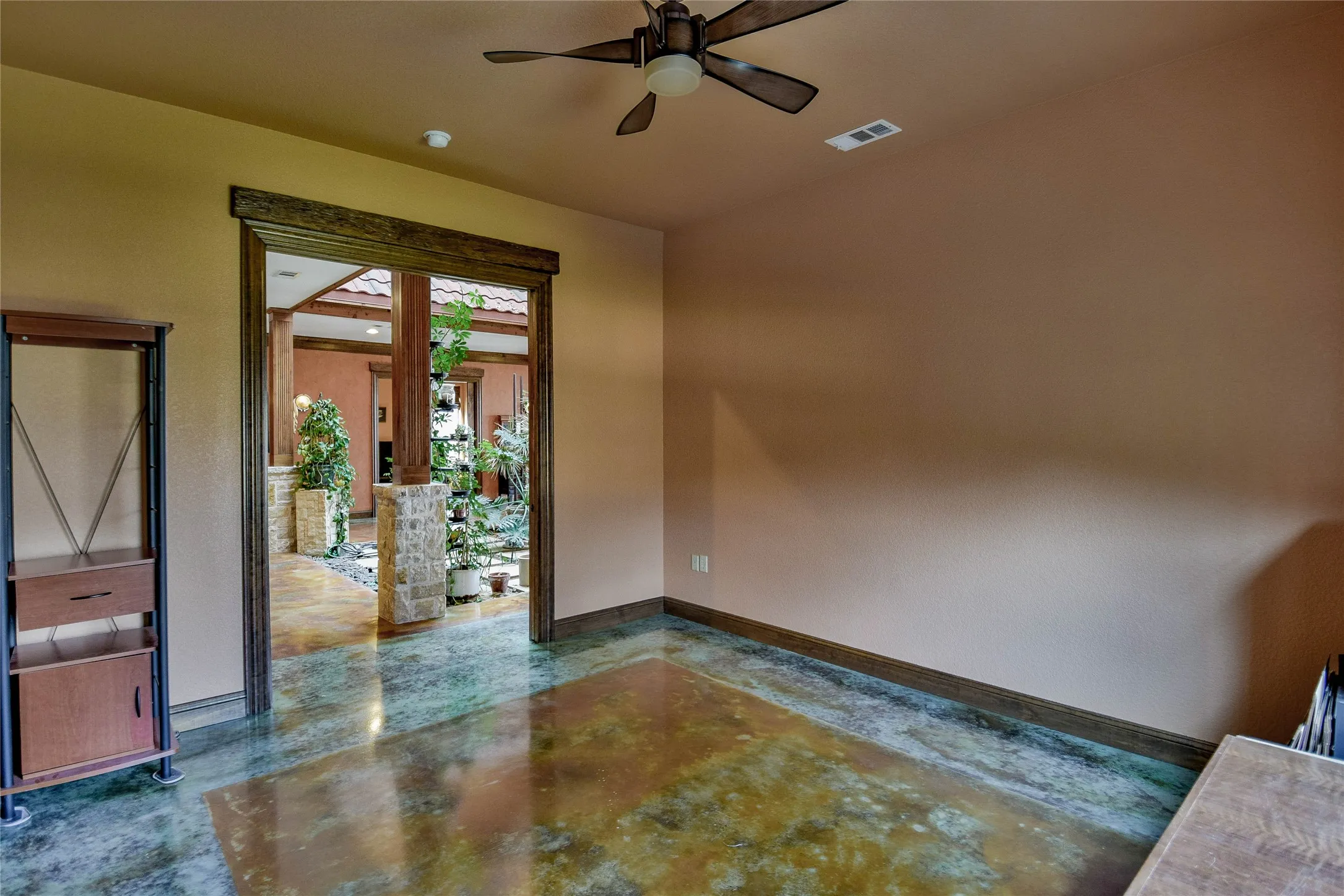 Single Family Residence For Sale in Hood County , 1501 S Chisholm Trail, Granbury, Texas 76048, 4 Bedroom, 3 Bathroom, 2 Garage spaces, 3,753 Sqft, built in 2007, Preowned, mls#21147819, Real Estate Agent in Granbury, Homes For Sale in Hood county, Homes For Sale in Granbury, Realtor in Granbury Texas, Real Estate Brokerage Independent Realty Texas, Luminita Cordes Realtor