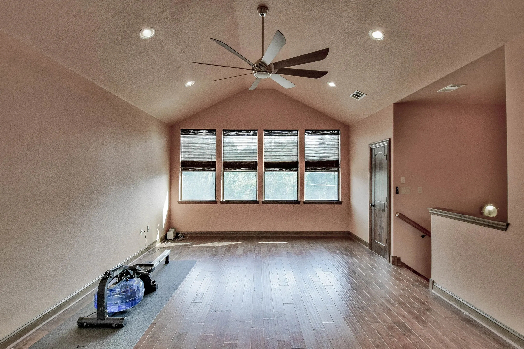 Single Family Residence For Sale in Hood County , 1501 S Chisholm Trail, Granbury, Texas 76048, 4 Bedroom, 3 Bathroom, 2 Garage spaces, 3,753 Sqft, built in 2007, Preowned, mls#21147819, Real Estate Agent in Granbury, Homes For Sale in Hood county, Homes For Sale in Granbury, Realtor in Granbury Texas, Real Estate Brokerage Independent Realty Texas, Luminita Cordes Realtor