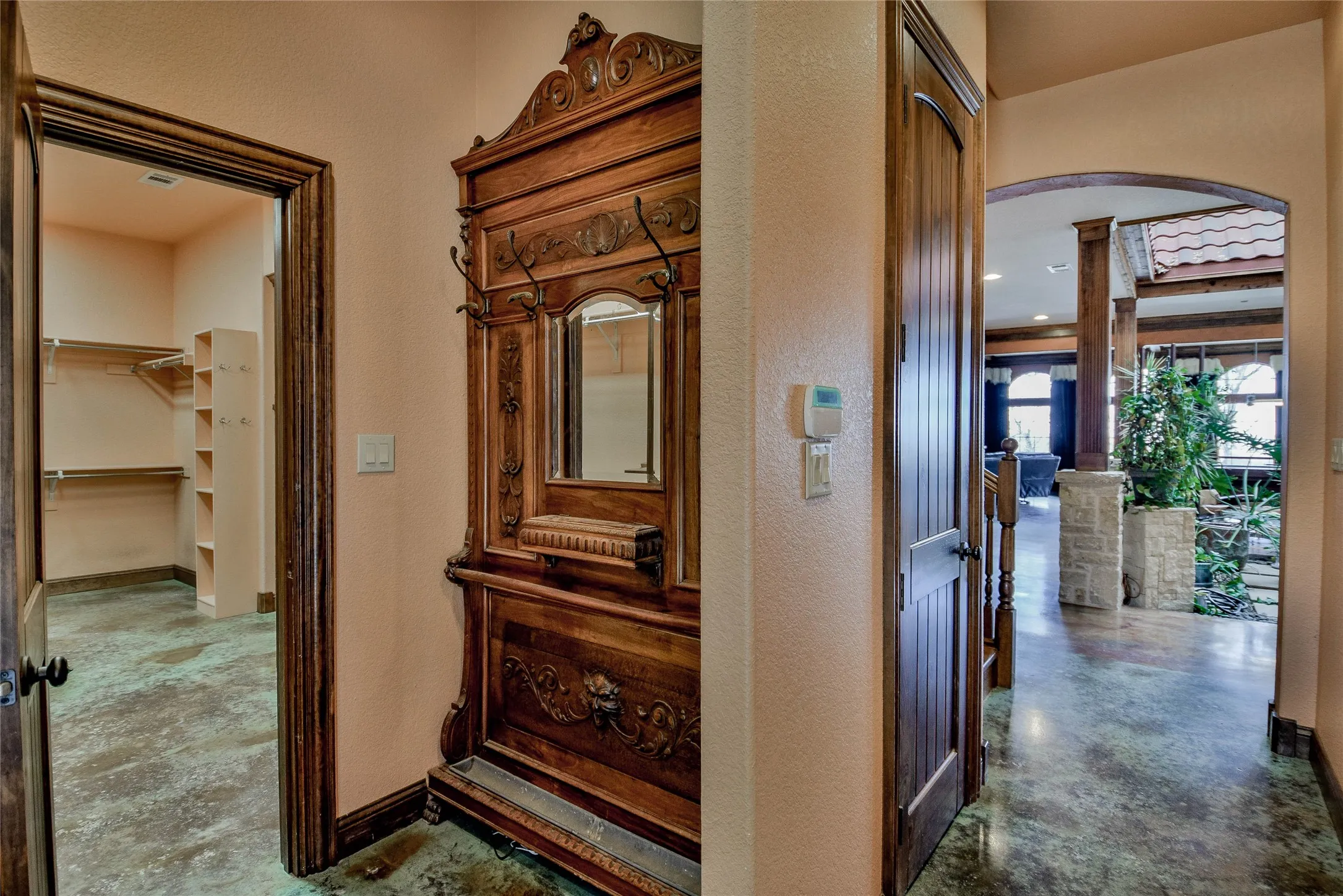 Single Family Residence For Sale in Hood County , 1501 S Chisholm Trail, Granbury, Texas 76048, 4 Bedroom, 3 Bathroom, 2 Garage spaces, 3,753 Sqft, built in 2007, Preowned, mls#21147819, Real Estate Agent in Granbury, Homes For Sale in Hood county, Homes For Sale in Granbury, Realtor in Granbury Texas, Real Estate Brokerage Independent Realty Texas, Luminita Cordes Realtor