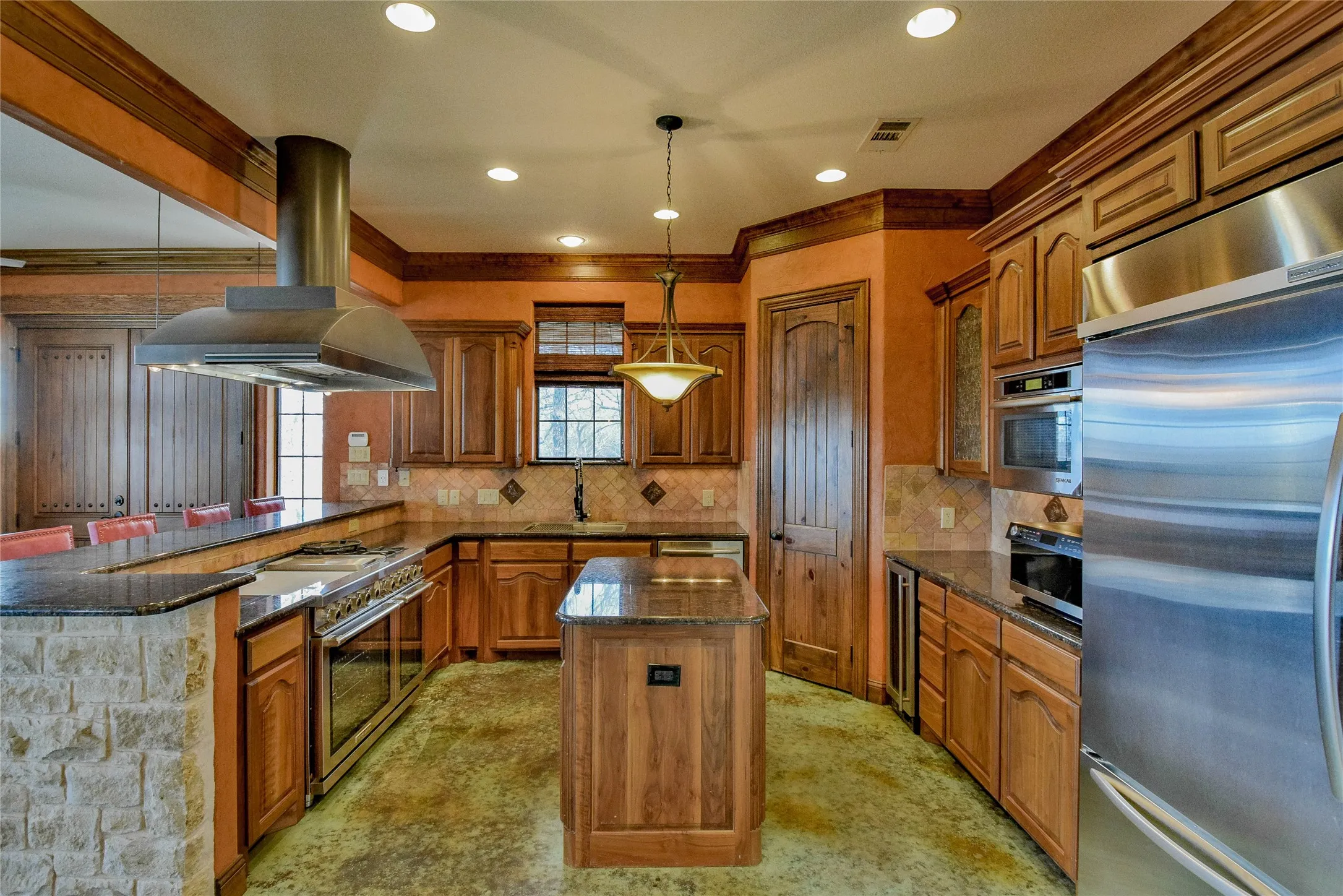 Single Family Residence For Sale in Hood County , 1501 S Chisholm Trail, Granbury, Texas 76048, 4 Bedroom, 3 Bathroom, 2 Garage spaces, 3,753 Sqft, built in 2007, Preowned, mls#21147819, Real Estate Agent in Granbury, Homes For Sale in Hood county, Homes For Sale in Granbury, Realtor in Granbury Texas, Real Estate Brokerage Independent Realty Texas, Luminita Cordes Realtor
