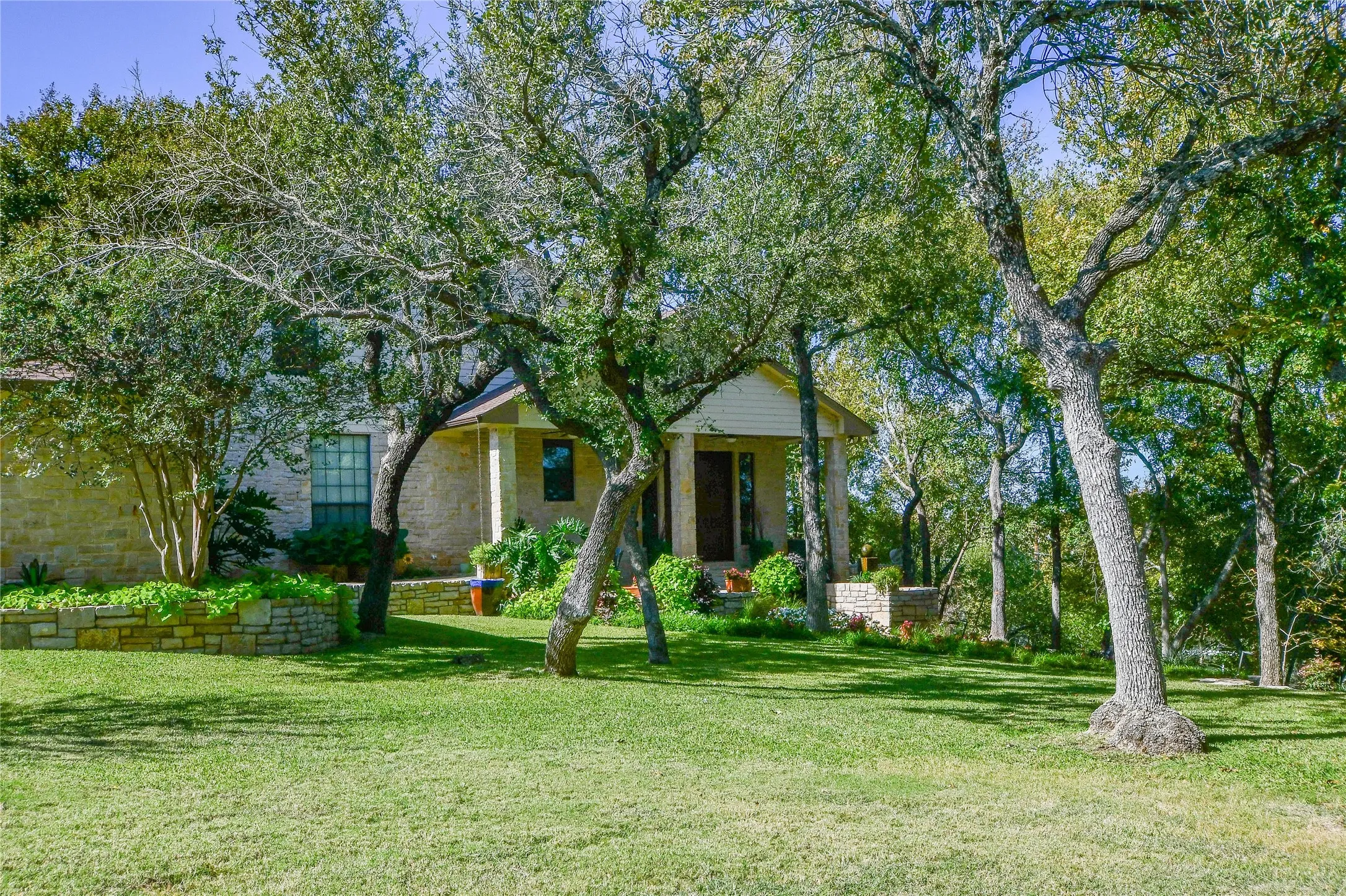 Single Family Residence For Sale in Hood County , 1501 S Chisholm Trail, Granbury, Texas 76048, 4 Bedroom, 3 Bathroom, 2 Garage spaces, 3,753 Sqft, built in 2007, Preowned, mls#21147819, Real Estate Agent in Granbury, Homes For Sale in Hood county, Homes For Sale in Granbury, Realtor in Granbury Texas, Real Estate Brokerage Independent Realty Texas, Luminita Cordes Realtor