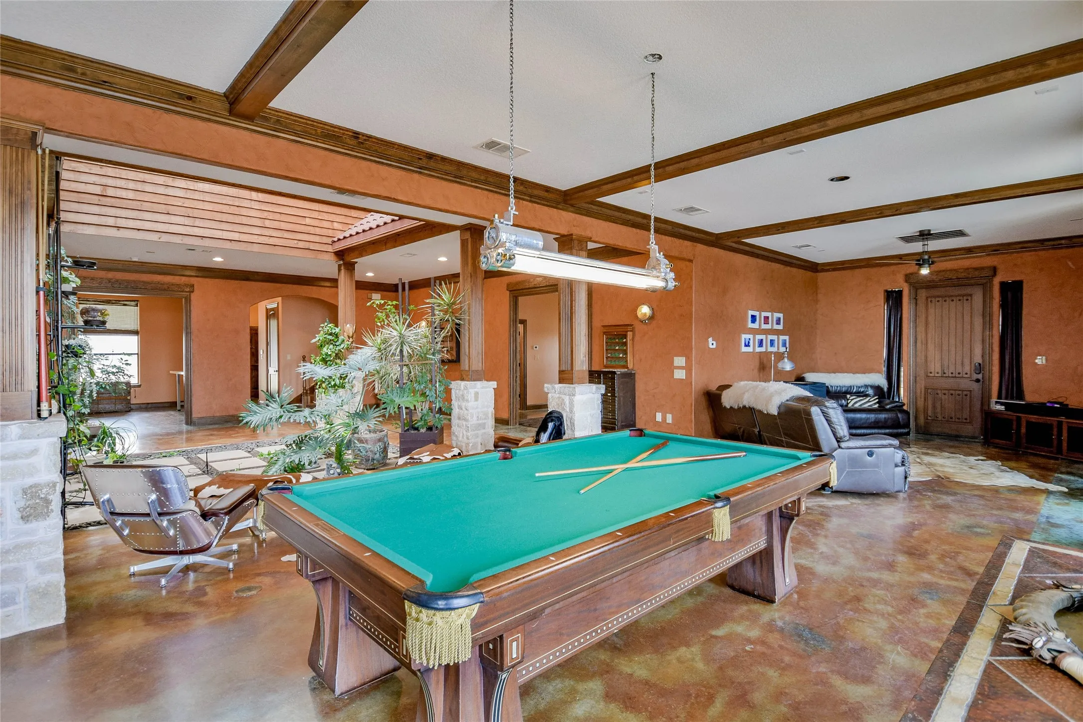 Single Family Residence For Sale in Hood County , 1501 S Chisholm Trail, Granbury, Texas 76048, 4 Bedroom, 3 Bathroom, 2 Garage spaces, 3,753 Sqft, built in 2007, Preowned, mls#21147819, Real Estate Agent in Granbury, Homes For Sale in Hood county, Homes For Sale in Granbury, Realtor in Granbury Texas, Real Estate Brokerage Independent Realty Texas, Luminita Cordes Realtor