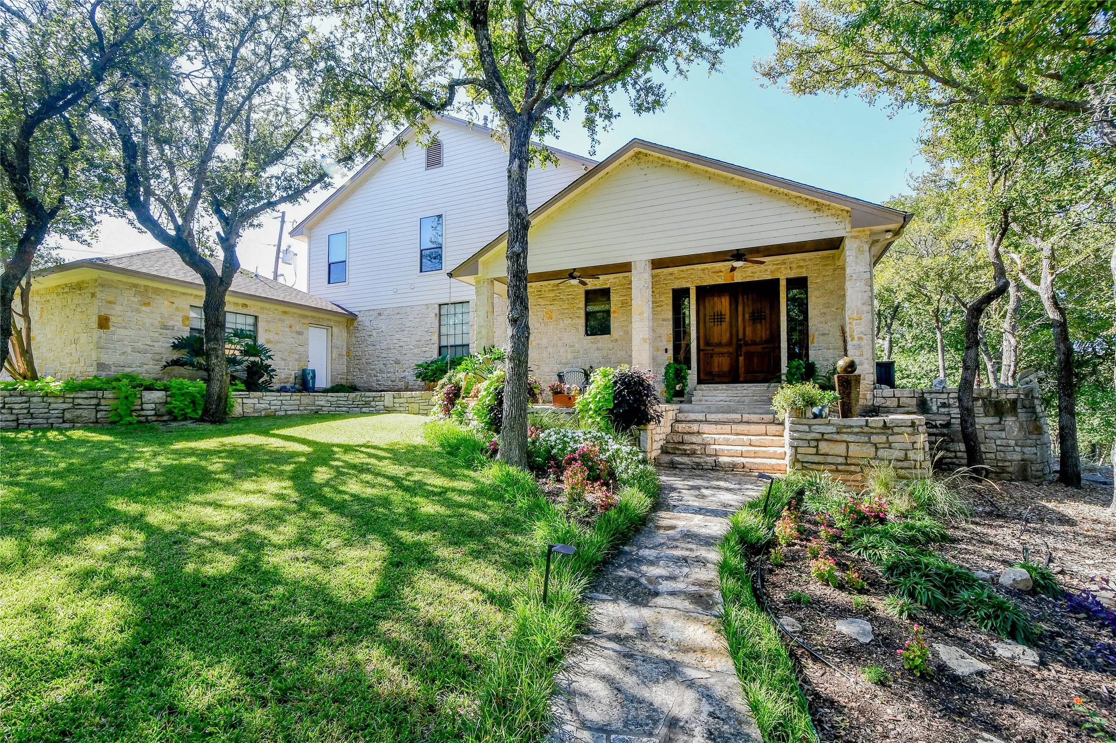Single Family Residence For Sale in Hood County , 1501 S Chisholm Trail, Granbury, Texas 76048, 4 Bedroom, 3 Bathroom, 2 Garage spaces, 3,753 Sqft, built in 2007, Preowned, mls#21147819, Real Estate Agent in Granbury, Homes For Sale in Hood county, Homes For Sale in Granbury, Realtor in Granbury Texas, Real Estate Brokerage Independent Realty Texas, Luminita Cordes Realtor
