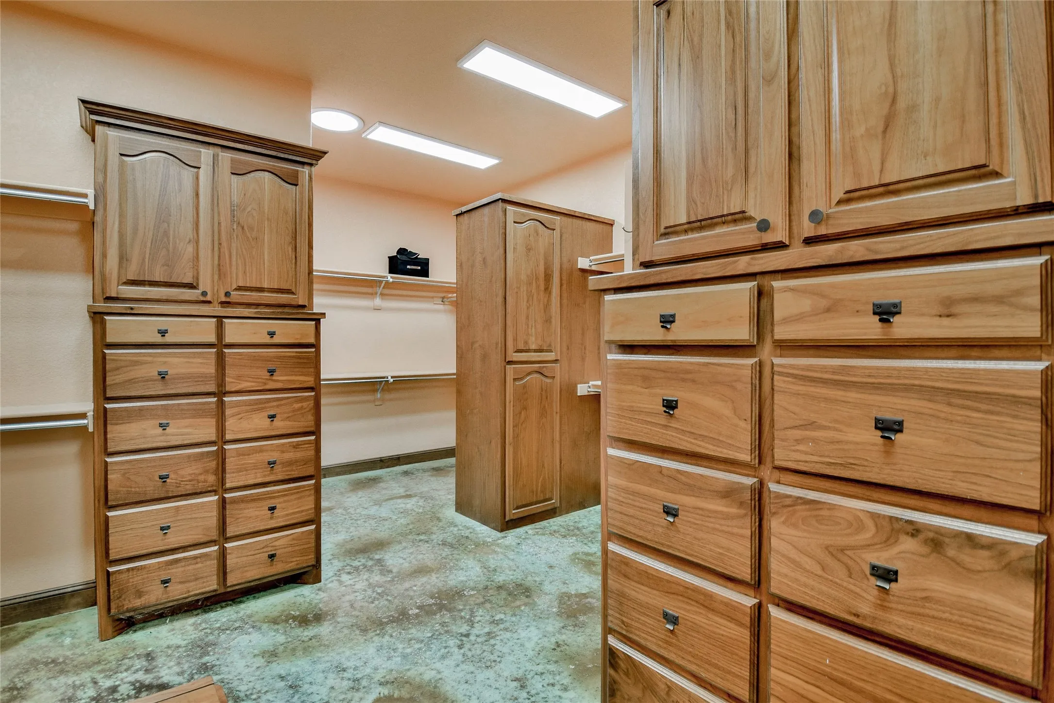 Single Family Residence For Sale in Hood County , 1501 S Chisholm Trail, Granbury, Texas 76048, 4 Bedroom, 3 Bathroom, 2 Garage spaces, 3,753 Sqft, built in 2007, Preowned, mls#21147819, Real Estate Agent in Granbury, Homes For Sale in Hood county, Homes For Sale in Granbury, Realtor in Granbury Texas, Real Estate Brokerage Independent Realty Texas, Luminita Cordes Realtor