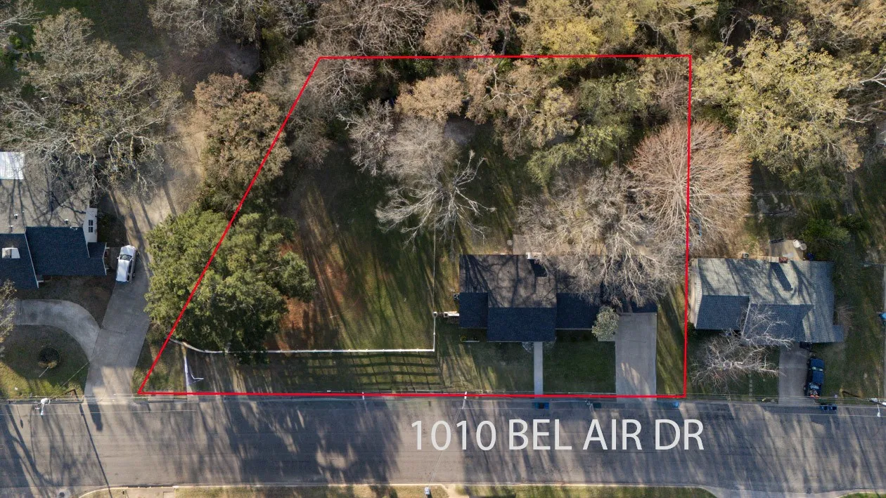 Single Family Residence For Sale in Henderson County , 1010 Bel Air Drive, Athens, Texas 75751, 3 Bedroom, 2 Bathroom, 1 Garage spaces, 2,052 Sqft, built in 1973, mls#21199934, Real Estate Agent in Athens, Homes For Sale in Henderson county, Homes For Sale in Athens, Realtor in Athens Texas, Real Estate Brokerage Independent Realty Texas, Luminita Cordes Realtor