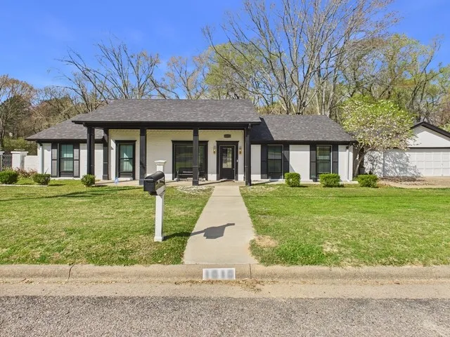 Single Family Residence For Sale in Henderson County , 1010 Bel Air Drive, Athens, Texas 75751, 3 Bedroom, 2 Bathroom, 1 Garage spaces, 2,052 Sqft, built in 1973, mls#21199934, Real Estate Agent in Athens, Homes For Sale in Henderson county, Homes For Sale in Athens, Realtor in Athens Texas, Real Estate Brokerage Independent Realty Texas, Luminita Cordes Realtor