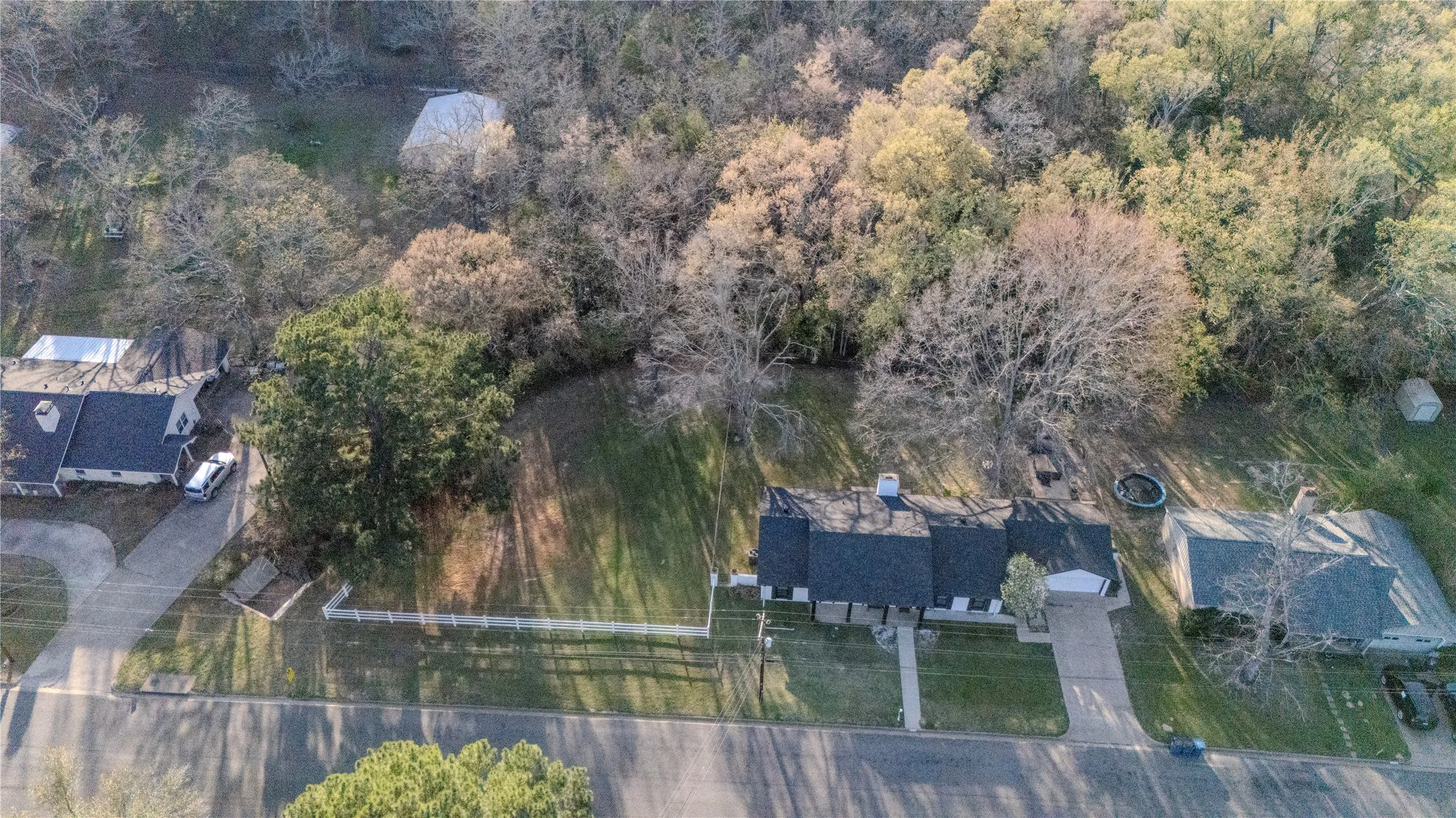 Single Family Residence For Sale in Henderson County , 1010 Bel Air Drive, Athens, Texas 75751, 3 Bedroom, 2 Bathroom, 1 Garage spaces, 2,052 Sqft, built in 1973, mls#21199934, Real Estate Agent in Athens, Homes For Sale in Henderson county, Homes For Sale in Athens, Realtor in Athens Texas, Real Estate Brokerage Independent Realty Texas, Luminita Cordes Realtor