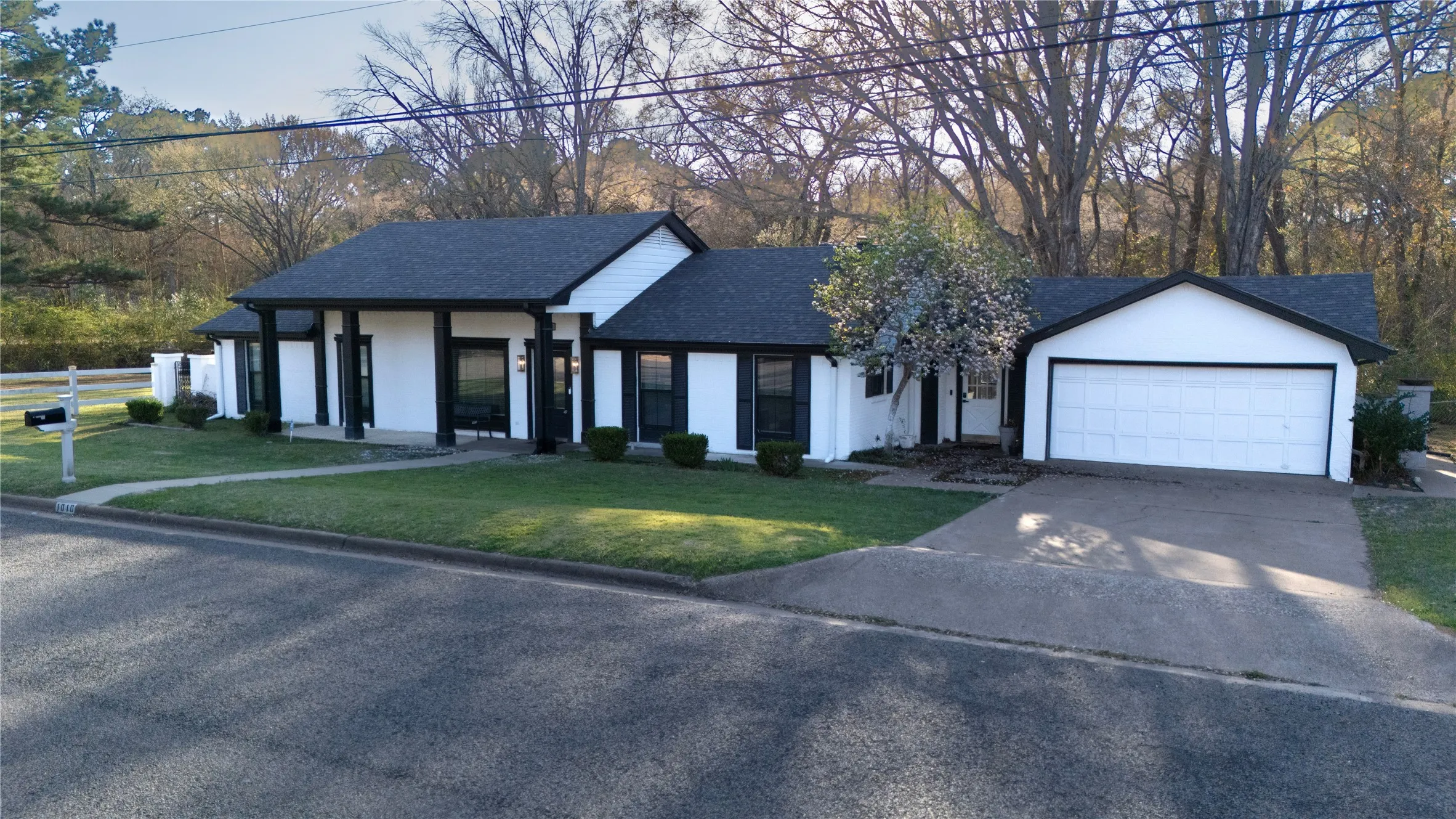 Single Family Residence For Sale in Henderson County , 1010 Bel Air Drive, Athens, Texas 75751, 3 Bedroom, 2 Bathroom, 1 Garage spaces, 2,052 Sqft, built in 1973, mls#21199934, Real Estate Agent in Athens, Homes For Sale in Henderson county, Homes For Sale in Athens, Realtor in Athens Texas, Real Estate Brokerage Independent Realty Texas, Luminita Cordes Realtor