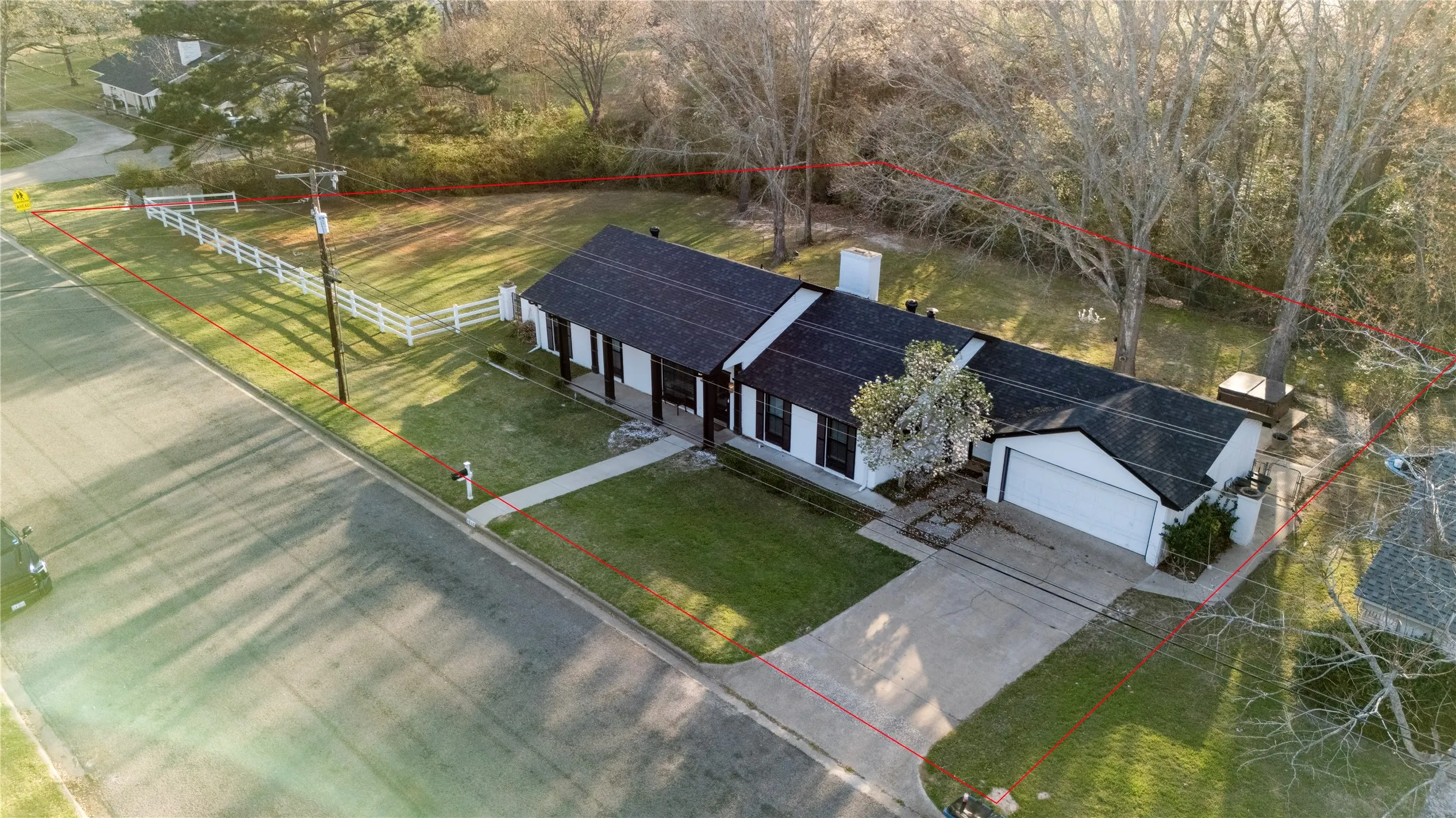 Single Family Residence For Sale in Henderson County , 1010 Bel Air Drive, Athens, Texas 75751, 3 Bedroom, 2 Bathroom, 1 Garage spaces, 2,052 Sqft, built in 1973, mls#21199934, Real Estate Agent in Athens, Homes For Sale in Henderson county, Homes For Sale in Athens, Realtor in Athens Texas, Real Estate Brokerage Independent Realty Texas, Luminita Cordes Realtor