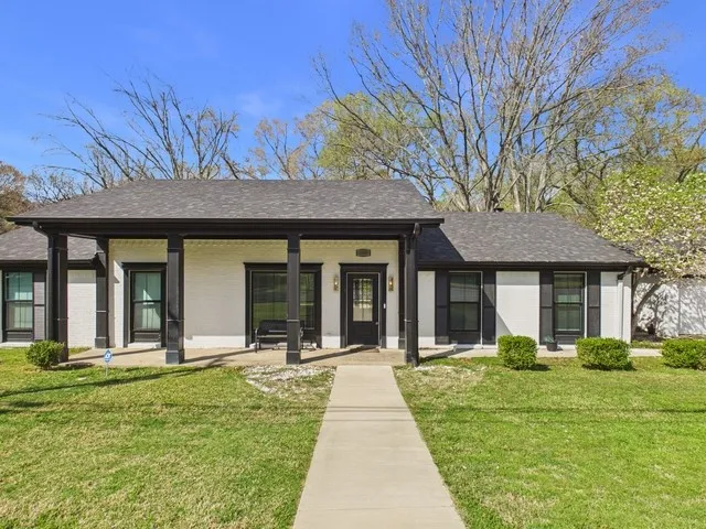 Single Family Residence For Sale in Henderson County , 1010 Bel Air Drive, Athens, Texas 75751, 3 Bedroom, 2 Bathroom, 1 Garage spaces, 2,052 Sqft, built in 1973, mls#21199934, Real Estate Agent in Athens, Homes For Sale in Henderson county, Homes For Sale in Athens, Realtor in Athens Texas, Real Estate Brokerage Independent Realty Texas, Luminita Cordes Realtor