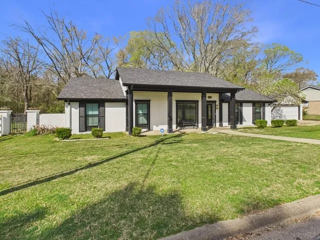 Single Family Residence For Sale in Henderson County , 1010 Bel Air Drive, Athens, Texas 75751, 3 Bedroom, 2 Bathroom, 1 Garage spaces, 2,052 Sqft, built in 1973, mls#21199934, Real Estate Agent in Athens, Homes For Sale in Henderson county, Homes For Sale in Athens, Realtor in Athens Texas, Real Estate Brokerage Independent Realty Texas, Luminita Cordes Realtor