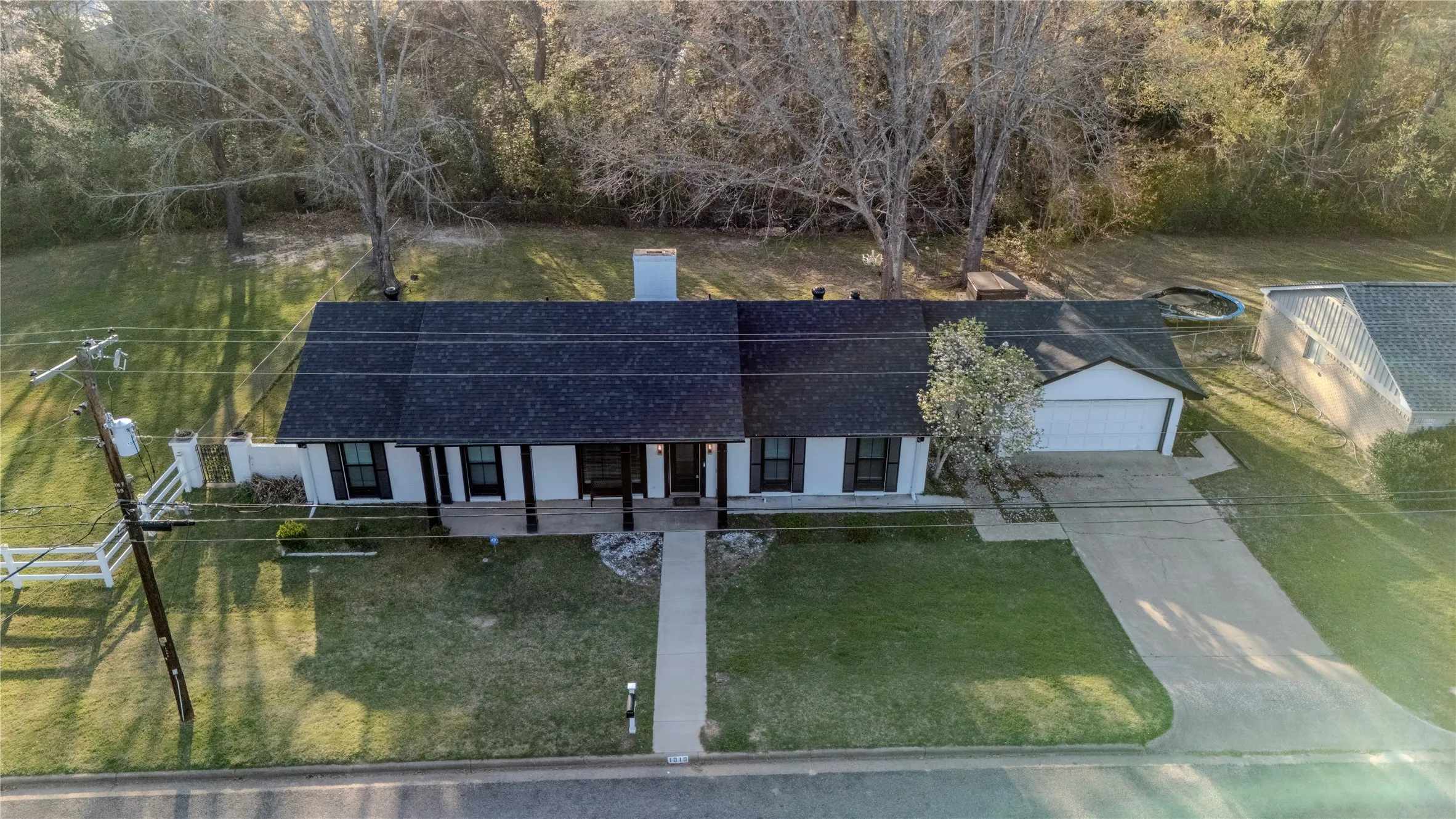 Single Family Residence For Sale in Henderson County , 1010 Bel Air Drive, Athens, Texas 75751, 3 Bedroom, 2 Bathroom, 1 Garage spaces, 2,052 Sqft, built in 1973, mls#21199934, Real Estate Agent in Athens, Homes For Sale in Henderson county, Homes For Sale in Athens, Realtor in Athens Texas, Real Estate Brokerage Independent Realty Texas, Luminita Cordes Realtor