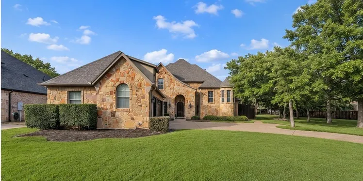 Single Family Residence For Sale in Tarrant County , 2717 S Shady Lane, Arlington, Texas 76001, 4 Bedroom, 4 Bathroom, 3 Garage spaces, 3,789 Sqft, built in 2007, Preowned, mls#21199211, Real Estate Agent in Arlington, Homes For Sale in Tarrant county, Homes For Sale in Arlington, Realtor in Arlington Texas, Real Estate Brokerage Independent Realty Texas, Luminita Cordes Realtor