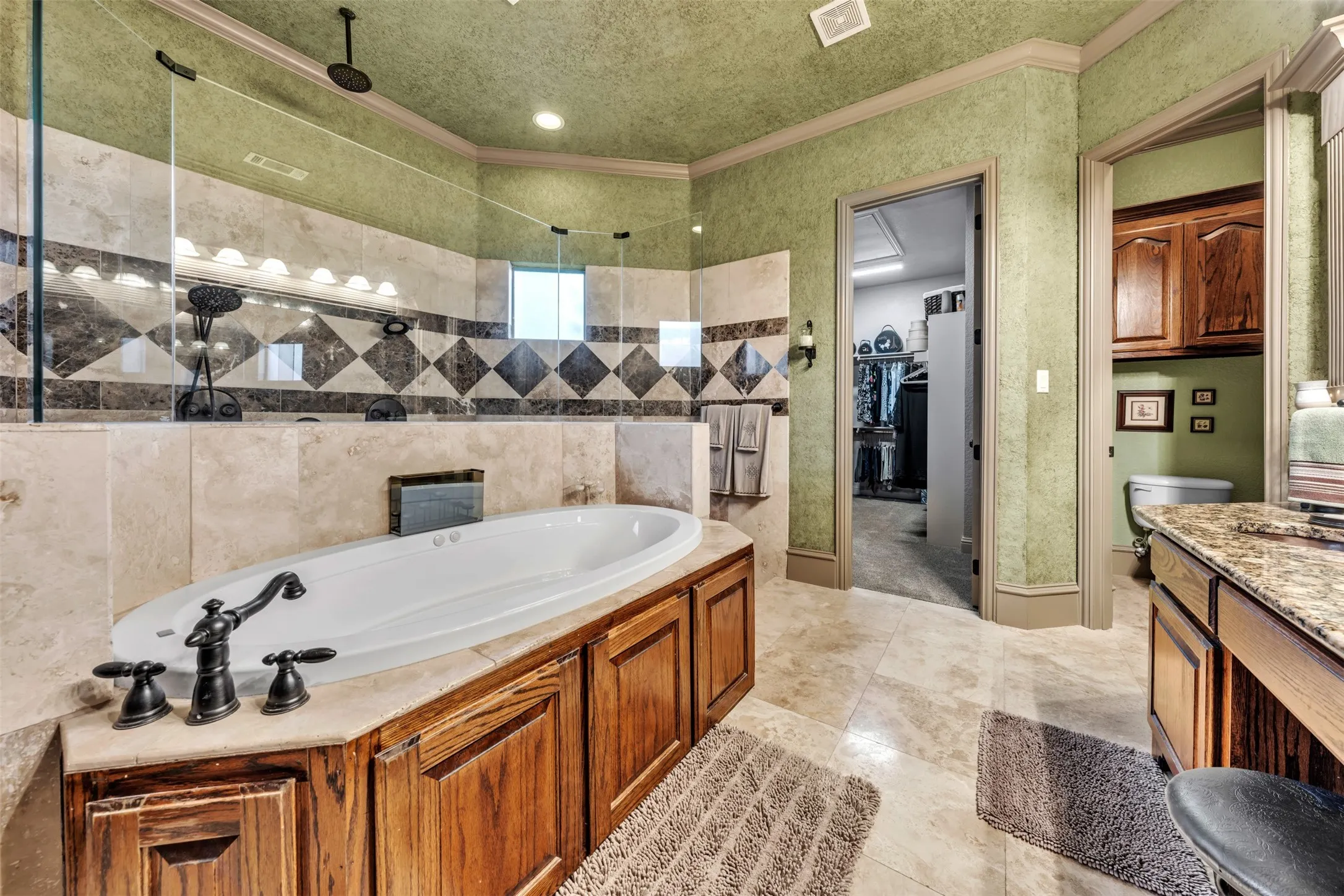 Single Family Residence For Sale in Tarrant County , 2717 S Shady Lane, Arlington, Texas 76001, 4 Bedroom, 4 Bathroom, 3 Garage spaces, 3,789 Sqft, built in 2007, Preowned, mls#21199211, Real Estate Agent in Arlington, Homes For Sale in Tarrant county, Homes For Sale in Arlington, Realtor in Arlington Texas, Real Estate Brokerage Independent Realty Texas, Luminita Cordes Realtor