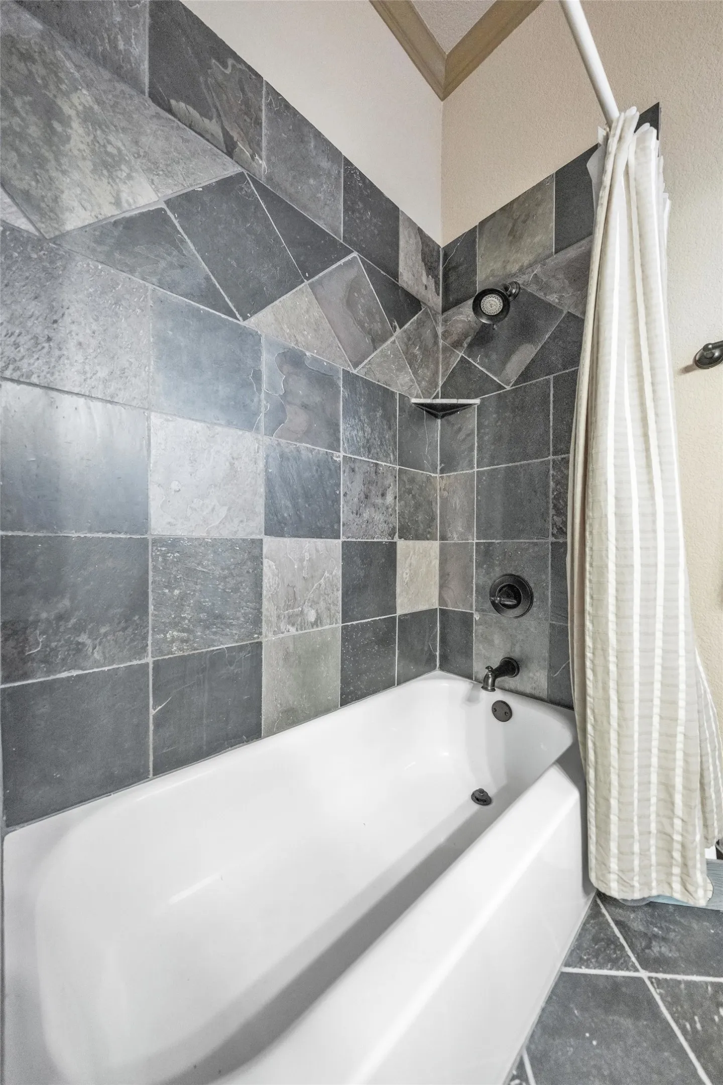 Single Family Residence For Sale in Tarrant County , 2717 S Shady Lane, Arlington, Texas 76001, 4 Bedroom, 4 Bathroom, 3 Garage spaces, 3,789 Sqft, built in 2007, Preowned, mls#21199211, Real Estate Agent in Arlington, Homes For Sale in Tarrant county, Homes For Sale in Arlington, Realtor in Arlington Texas, Real Estate Brokerage Independent Realty Texas, Luminita Cordes Realtor