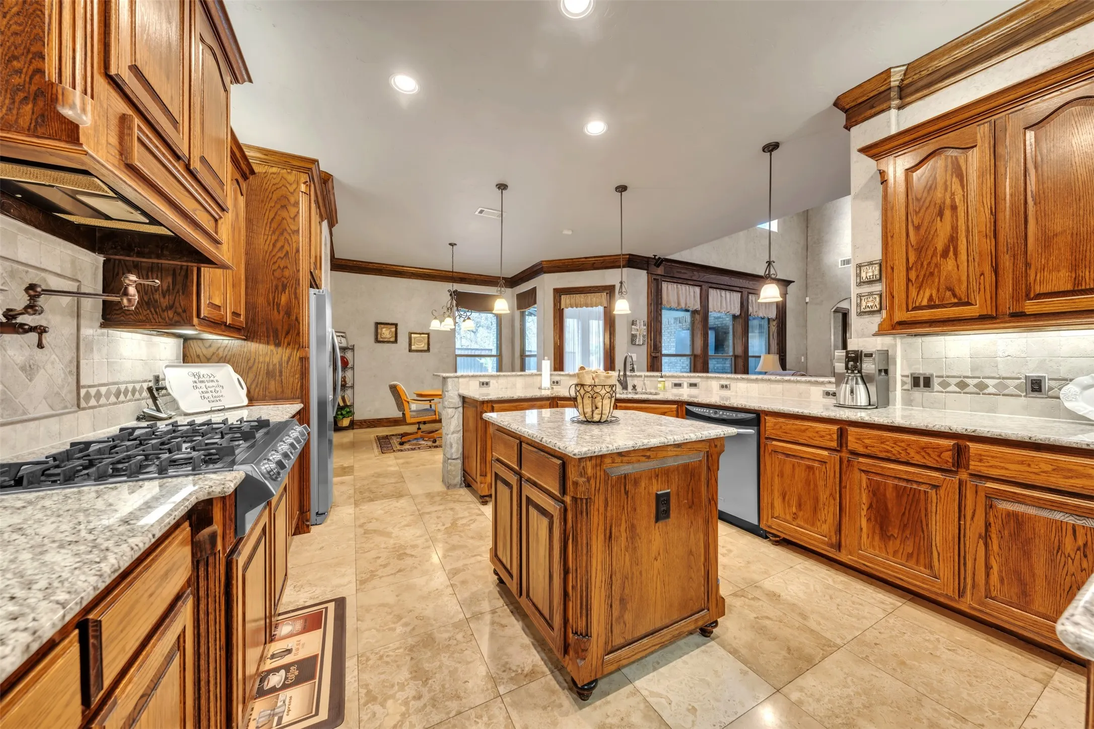 Single Family Residence For Sale in Tarrant County , 2717 S Shady Lane, Arlington, Texas 76001, 4 Bedroom, 4 Bathroom, 3 Garage spaces, 3,789 Sqft, built in 2007, Preowned, mls#21199211, Real Estate Agent in Arlington, Homes For Sale in Tarrant county, Homes For Sale in Arlington, Realtor in Arlington Texas, Real Estate Brokerage Independent Realty Texas, Luminita Cordes Realtor