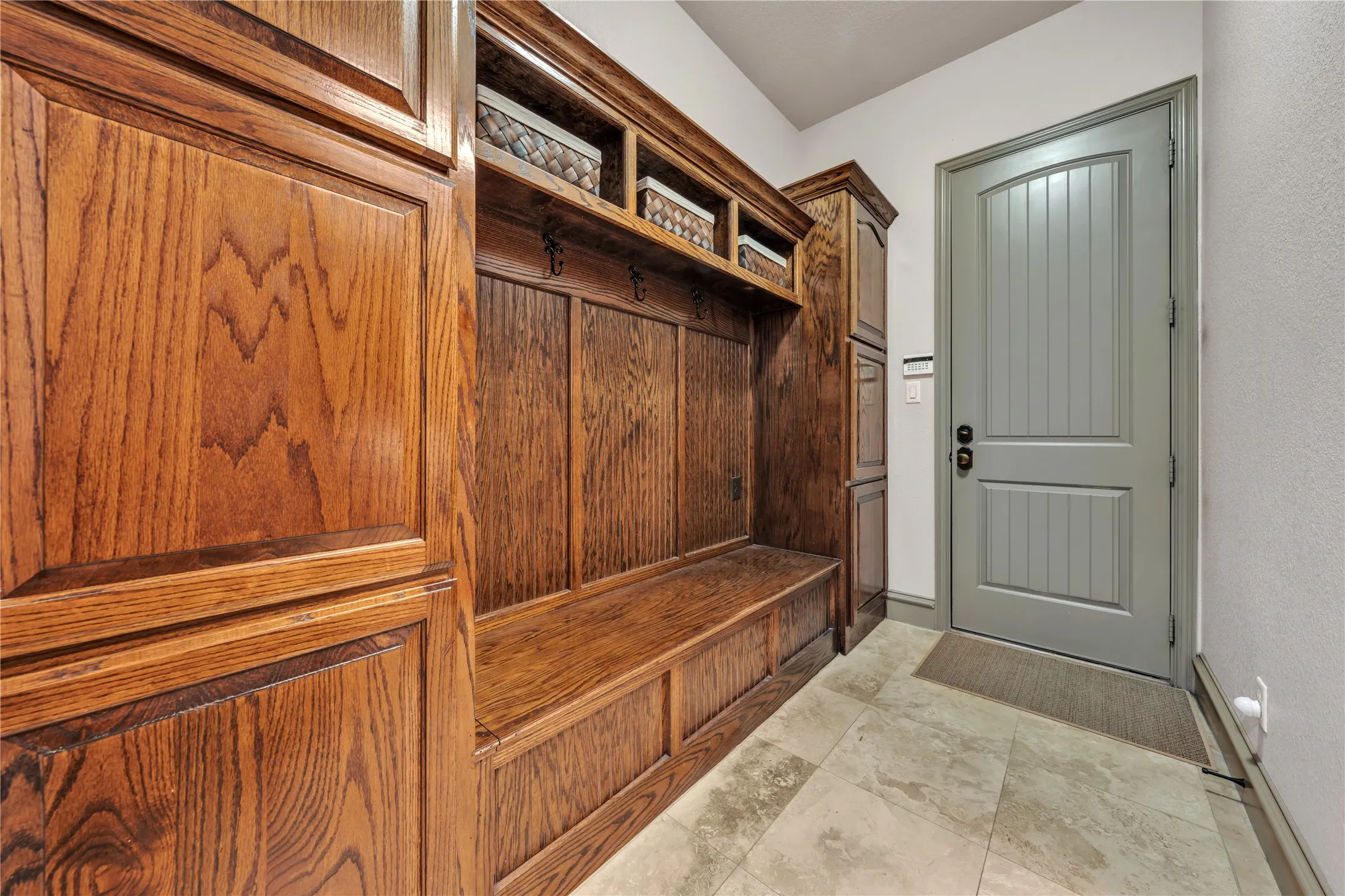 Single Family Residence For Sale in Tarrant County , 2717 S Shady Lane, Arlington, Texas 76001, 4 Bedroom, 4 Bathroom, 3 Garage spaces, 3,789 Sqft, built in 2007, Preowned, mls#21199211, Real Estate Agent in Arlington, Homes For Sale in Tarrant county, Homes For Sale in Arlington, Realtor in Arlington Texas, Real Estate Brokerage Independent Realty Texas, Luminita Cordes Realtor