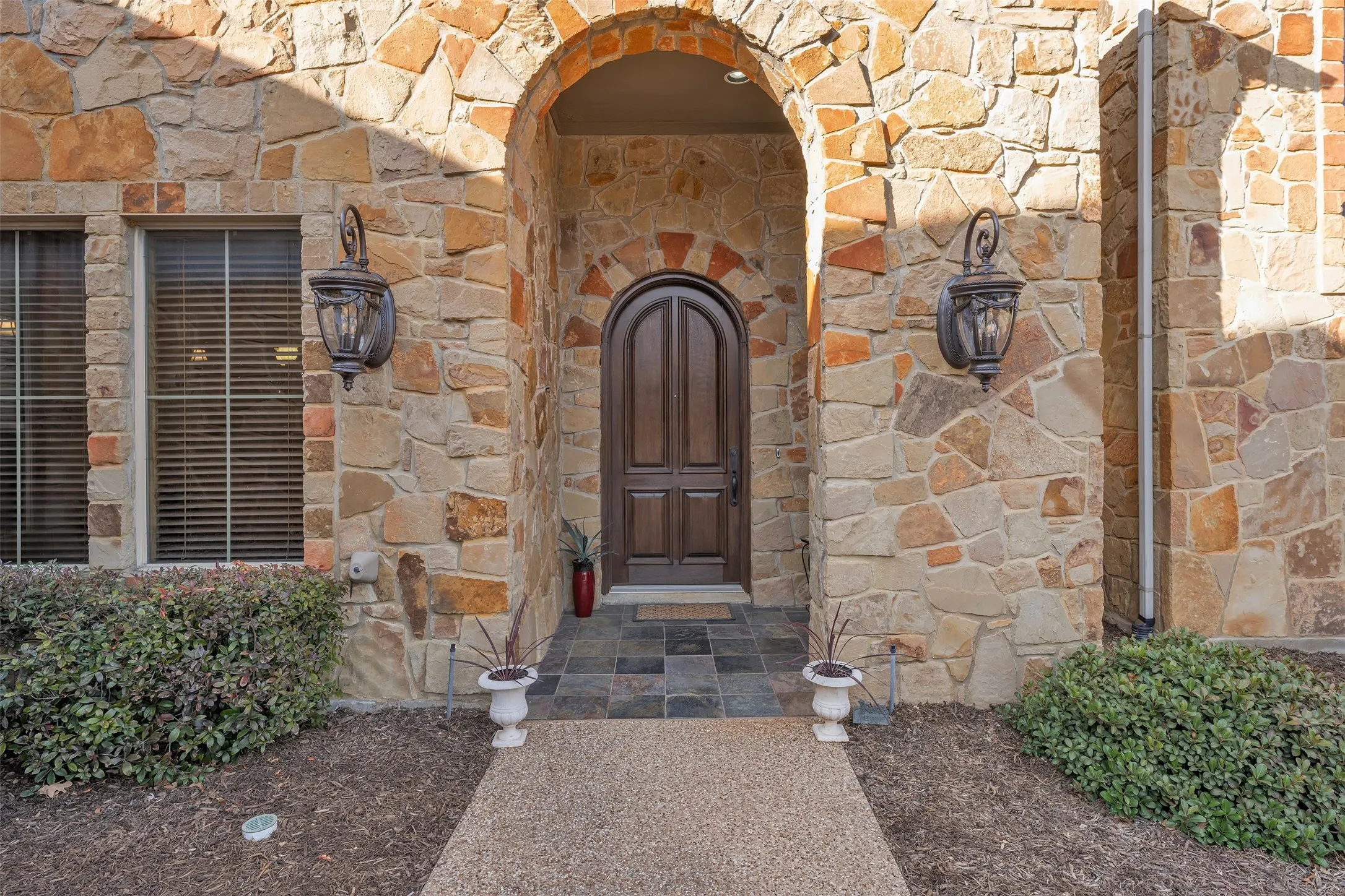 Single Family Residence For Sale in Tarrant County , 2717 S Shady Lane, Arlington, Texas 76001, 4 Bedroom, 4 Bathroom, 3 Garage spaces, 3,789 Sqft, built in 2007, Preowned, mls#21199211, Real Estate Agent in Arlington, Homes For Sale in Tarrant county, Homes For Sale in Arlington, Realtor in Arlington Texas, Real Estate Brokerage Independent Realty Texas, Luminita Cordes Realtor