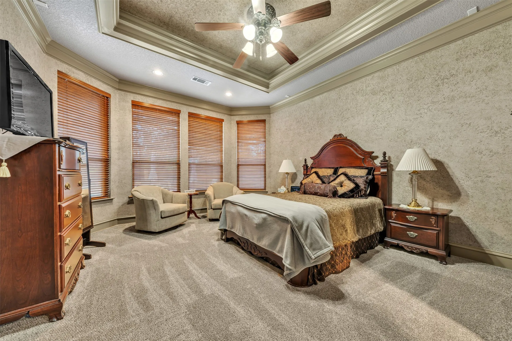 Single Family Residence For Sale in Tarrant County , 2717 S Shady Lane, Arlington, Texas 76001, 4 Bedroom, 4 Bathroom, 3 Garage spaces, 3,789 Sqft, built in 2007, Preowned, mls#21199211, Real Estate Agent in Arlington, Homes For Sale in Tarrant county, Homes For Sale in Arlington, Realtor in Arlington Texas, Real Estate Brokerage Independent Realty Texas, Luminita Cordes Realtor