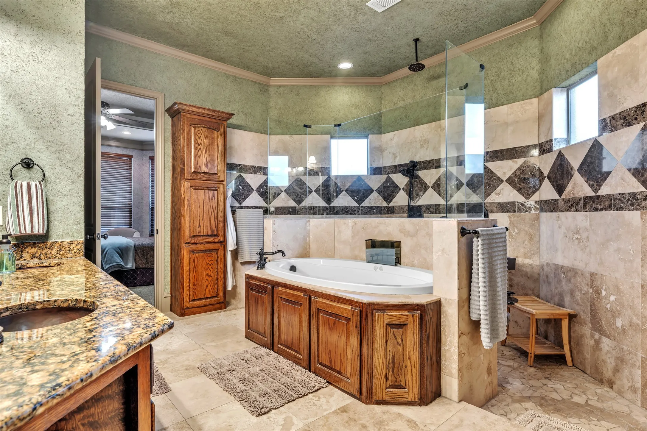 Single Family Residence For Sale in Tarrant County , 2717 S Shady Lane, Arlington, Texas 76001, 4 Bedroom, 4 Bathroom, 3 Garage spaces, 3,789 Sqft, built in 2007, Preowned, mls#21199211, Real Estate Agent in Arlington, Homes For Sale in Tarrant county, Homes For Sale in Arlington, Realtor in Arlington Texas, Real Estate Brokerage Independent Realty Texas, Luminita Cordes Realtor