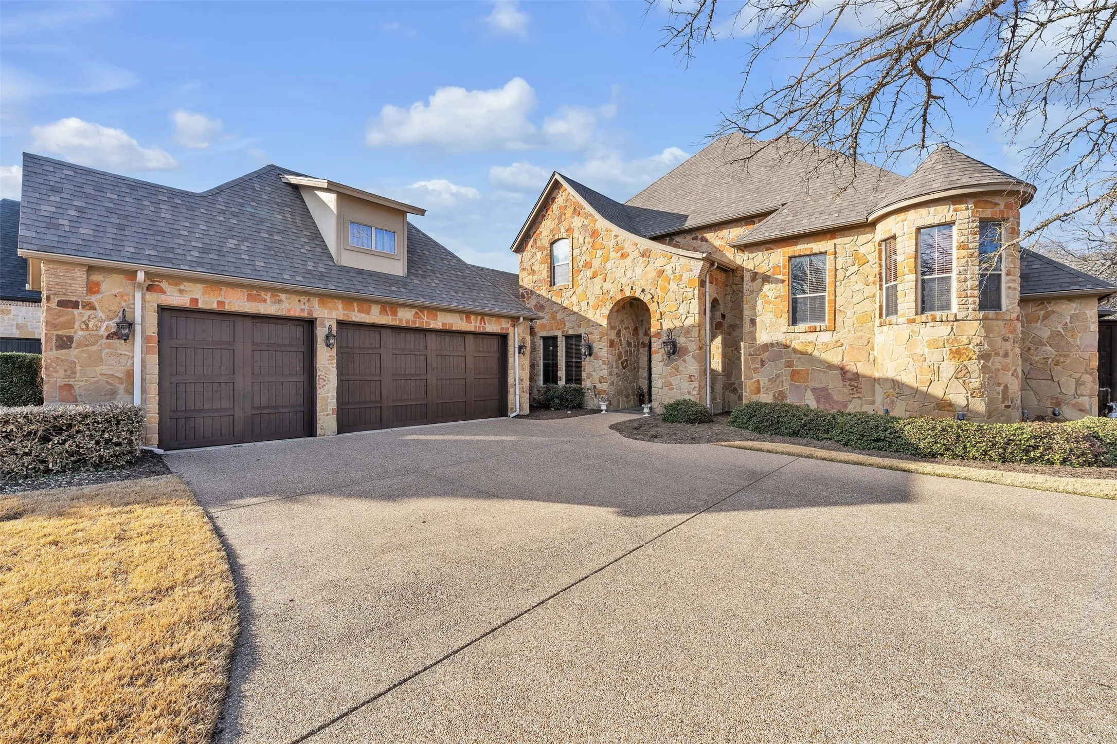 Single Family Residence For Sale in Tarrant County , 2717 S Shady Lane, Arlington, Texas 76001, 4 Bedroom, 4 Bathroom, 3 Garage spaces, 3,789 Sqft, built in 2007, Preowned, mls#21199211, Real Estate Agent in Arlington, Homes For Sale in Tarrant county, Homes For Sale in Arlington, Realtor in Arlington Texas, Real Estate Brokerage Independent Realty Texas, Luminita Cordes Realtor