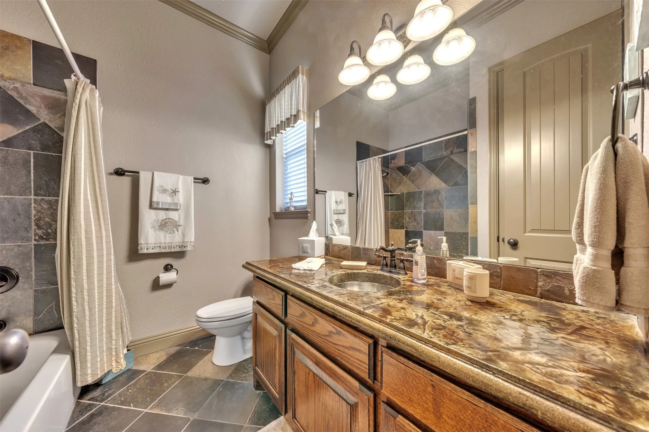 Single Family Residence For Sale in Tarrant County , 2717 S Shady Lane, Arlington, Texas 76001, 4 Bedroom, 4 Bathroom, 3 Garage spaces, 3,789 Sqft, built in 2007, Preowned, mls#21199211, Real Estate Agent in Arlington, Homes For Sale in Tarrant county, Homes For Sale in Arlington, Realtor in Arlington Texas, Real Estate Brokerage Independent Realty Texas, Luminita Cordes Realtor