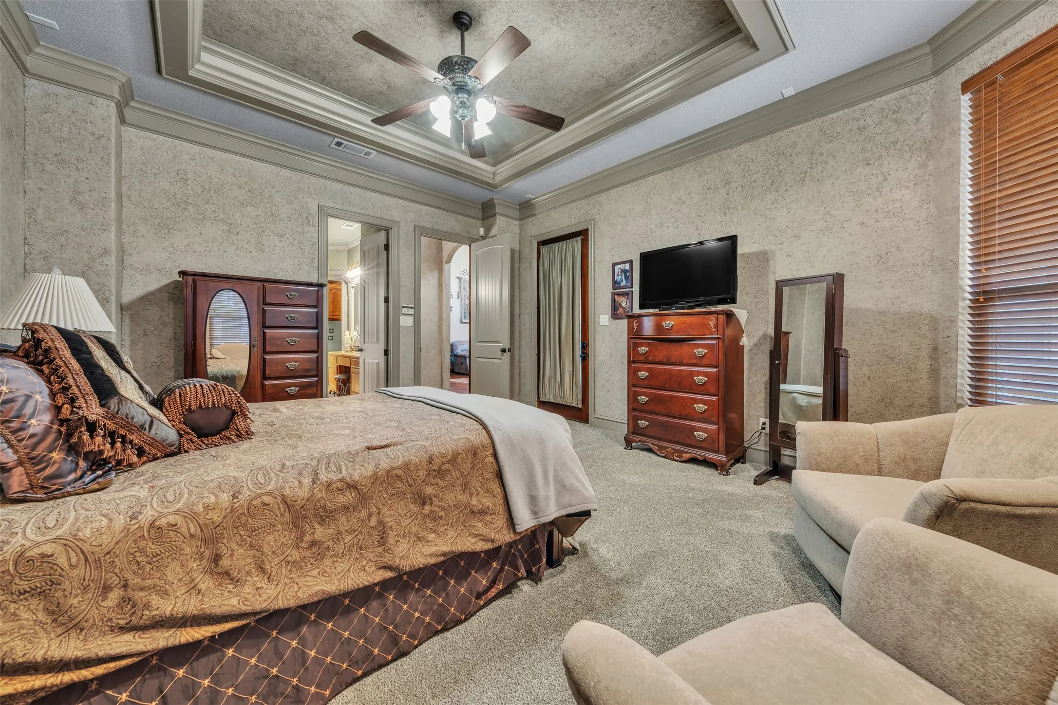 Single Family Residence For Sale in Tarrant County , 2717 S Shady Lane, Arlington, Texas 76001, 4 Bedroom, 4 Bathroom, 3 Garage spaces, 3,789 Sqft, built in 2007, Preowned, mls#21199211, Real Estate Agent in Arlington, Homes For Sale in Tarrant county, Homes For Sale in Arlington, Realtor in Arlington Texas, Real Estate Brokerage Independent Realty Texas, Luminita Cordes Realtor