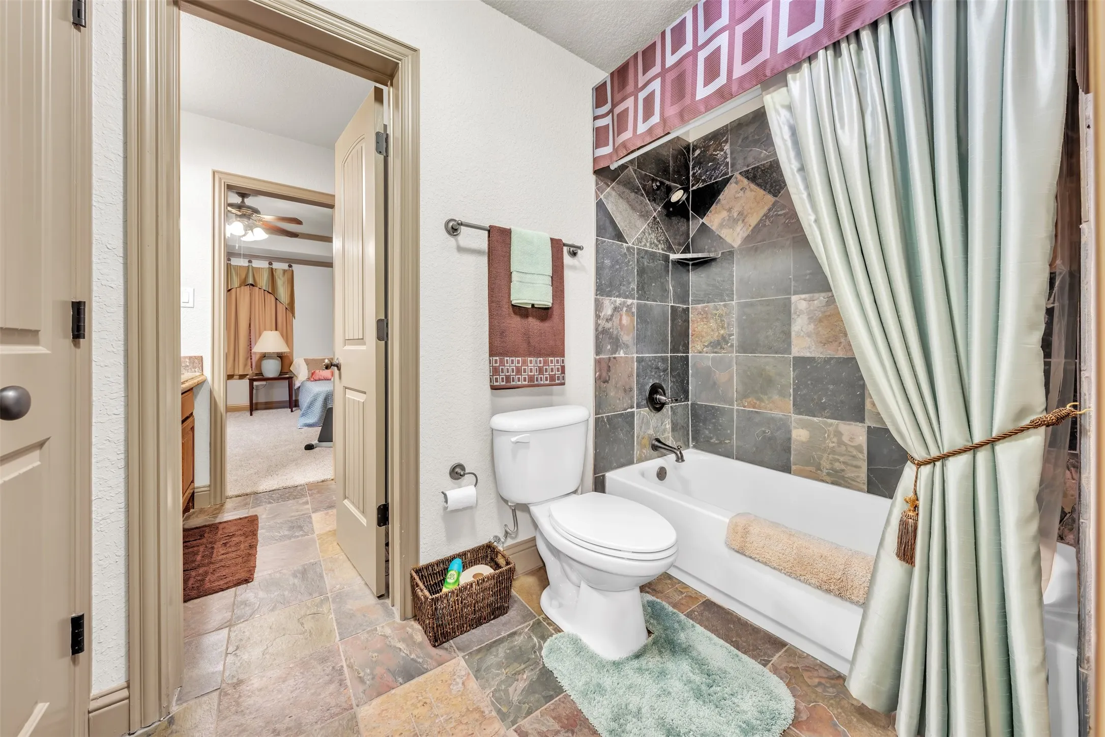Single Family Residence For Sale in Tarrant County , 2717 S Shady Lane, Arlington, Texas 76001, 4 Bedroom, 4 Bathroom, 3 Garage spaces, 3,789 Sqft, built in 2007, Preowned, mls#21199211, Real Estate Agent in Arlington, Homes For Sale in Tarrant county, Homes For Sale in Arlington, Realtor in Arlington Texas, Real Estate Brokerage Independent Realty Texas, Luminita Cordes Realtor