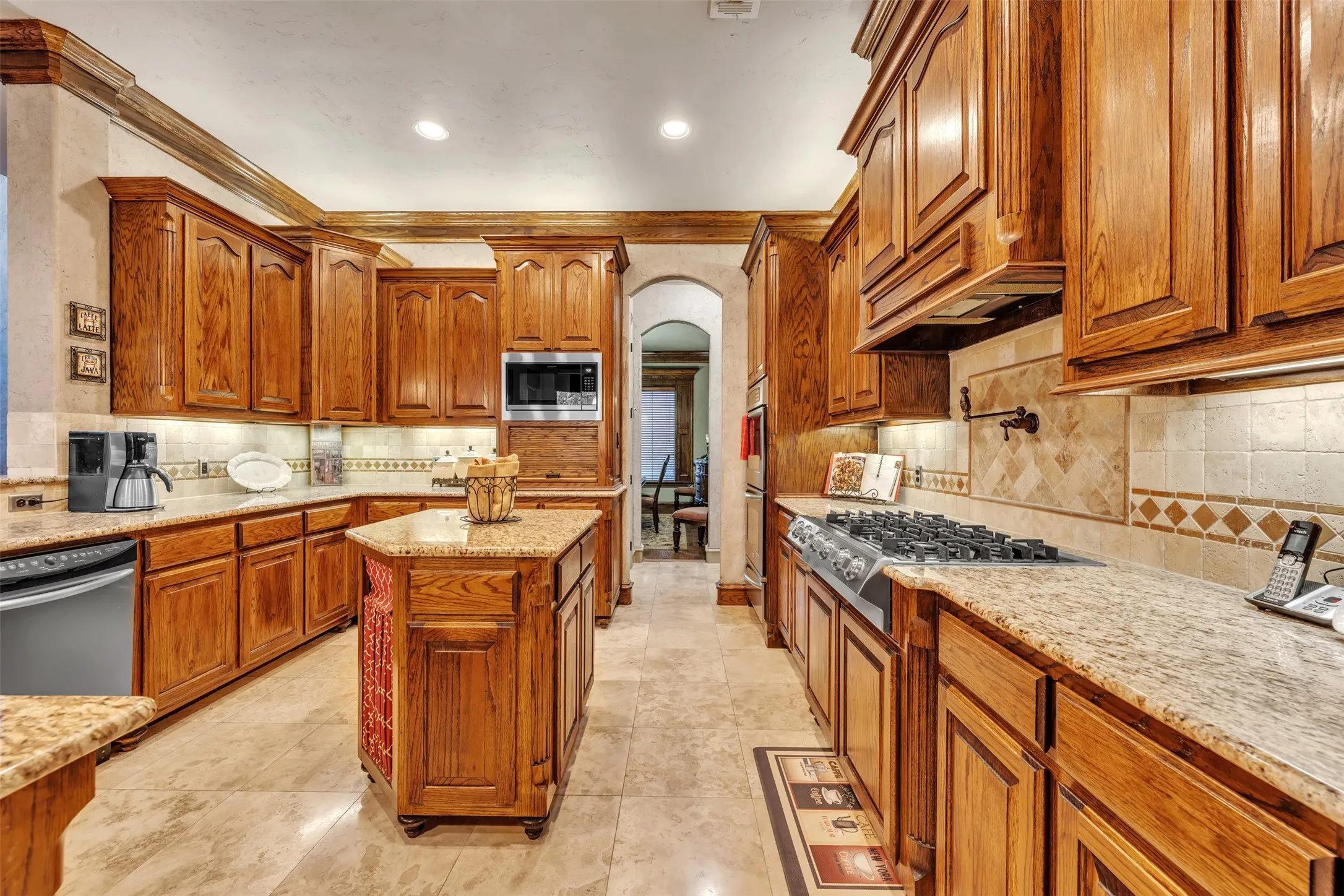 Single Family Residence For Sale in Tarrant County , 2717 S Shady Lane, Arlington, Texas 76001, 4 Bedroom, 4 Bathroom, 3 Garage spaces, 3,789 Sqft, built in 2007, Preowned, mls#21199211, Real Estate Agent in Arlington, Homes For Sale in Tarrant county, Homes For Sale in Arlington, Realtor in Arlington Texas, Real Estate Brokerage Independent Realty Texas, Luminita Cordes Realtor