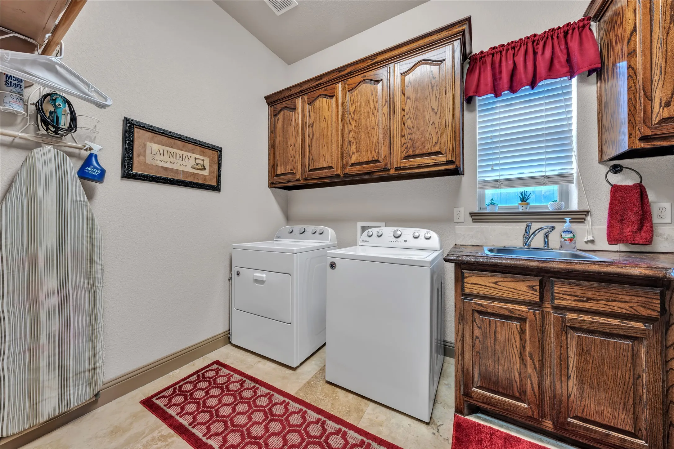 Single Family Residence For Sale in Tarrant County , 2717 S Shady Lane, Arlington, Texas 76001, 4 Bedroom, 4 Bathroom, 3 Garage spaces, 3,789 Sqft, built in 2007, Preowned, mls#21199211, Real Estate Agent in Arlington, Homes For Sale in Tarrant county, Homes For Sale in Arlington, Realtor in Arlington Texas, Real Estate Brokerage Independent Realty Texas, Luminita Cordes Realtor