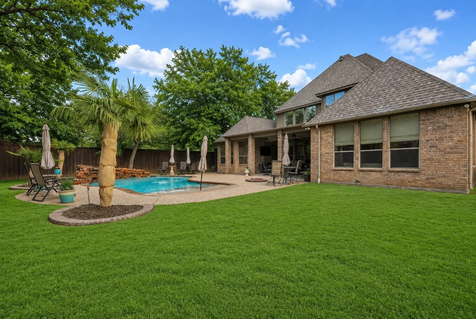 Single Family Residence For Sale in Tarrant County , 2717 S Shady Lane, Arlington, Texas 76001, 4 Bedroom, 4 Bathroom, 3 Garage spaces, 3,789 Sqft, built in 2007, Preowned, mls#21199211, Real Estate Agent in Arlington, Homes For Sale in Tarrant county, Homes For Sale in Arlington, Realtor in Arlington Texas, Real Estate Brokerage Independent Realty Texas, Luminita Cordes Realtor