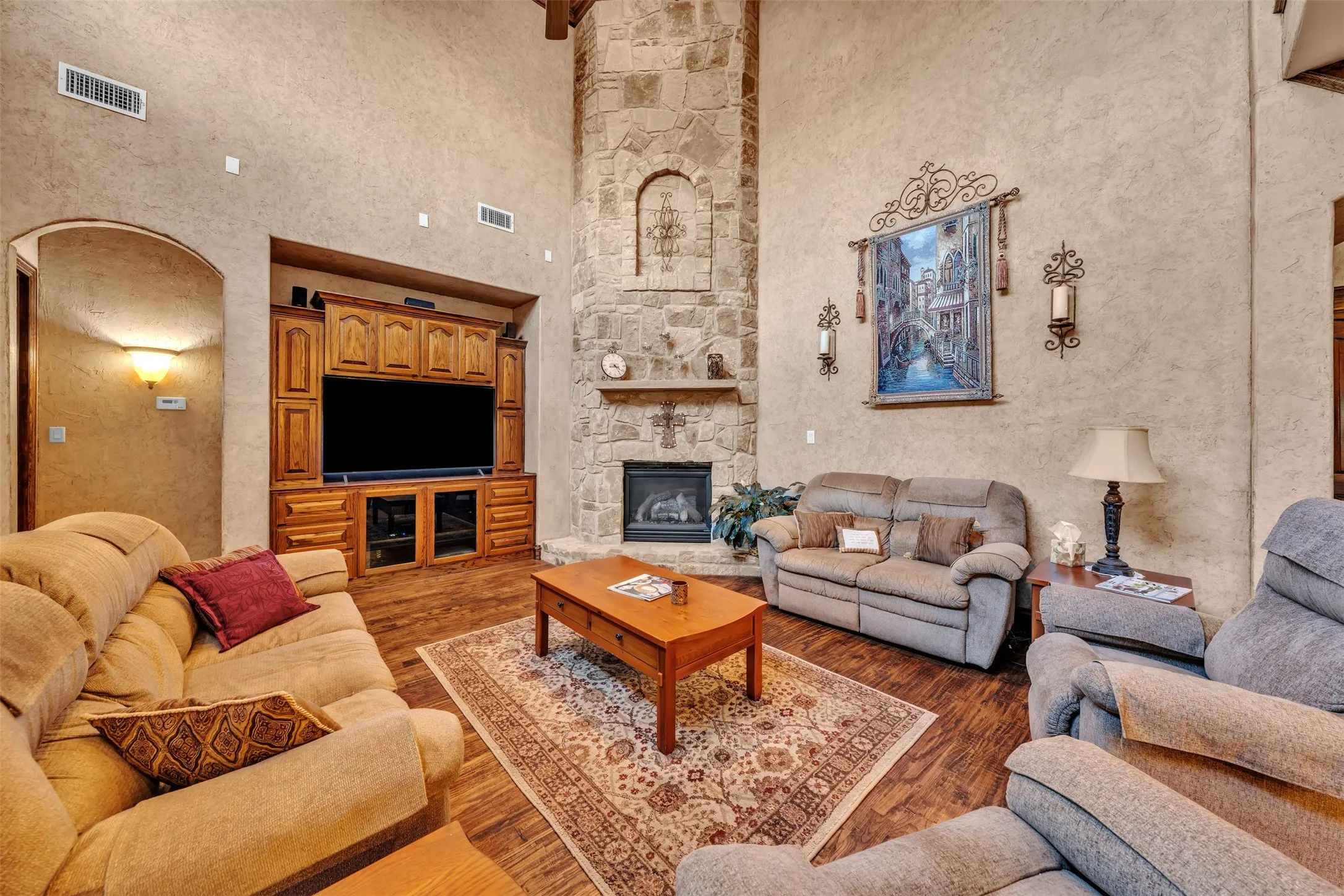 Single Family Residence For Sale in Tarrant County , 2717 S Shady Lane, Arlington, Texas 76001, 4 Bedroom, 4 Bathroom, 3 Garage spaces, 3,789 Sqft, built in 2007, Preowned, mls#21199211, Real Estate Agent in Arlington, Homes For Sale in Tarrant county, Homes For Sale in Arlington, Realtor in Arlington Texas, Real Estate Brokerage Independent Realty Texas, Luminita Cordes Realtor