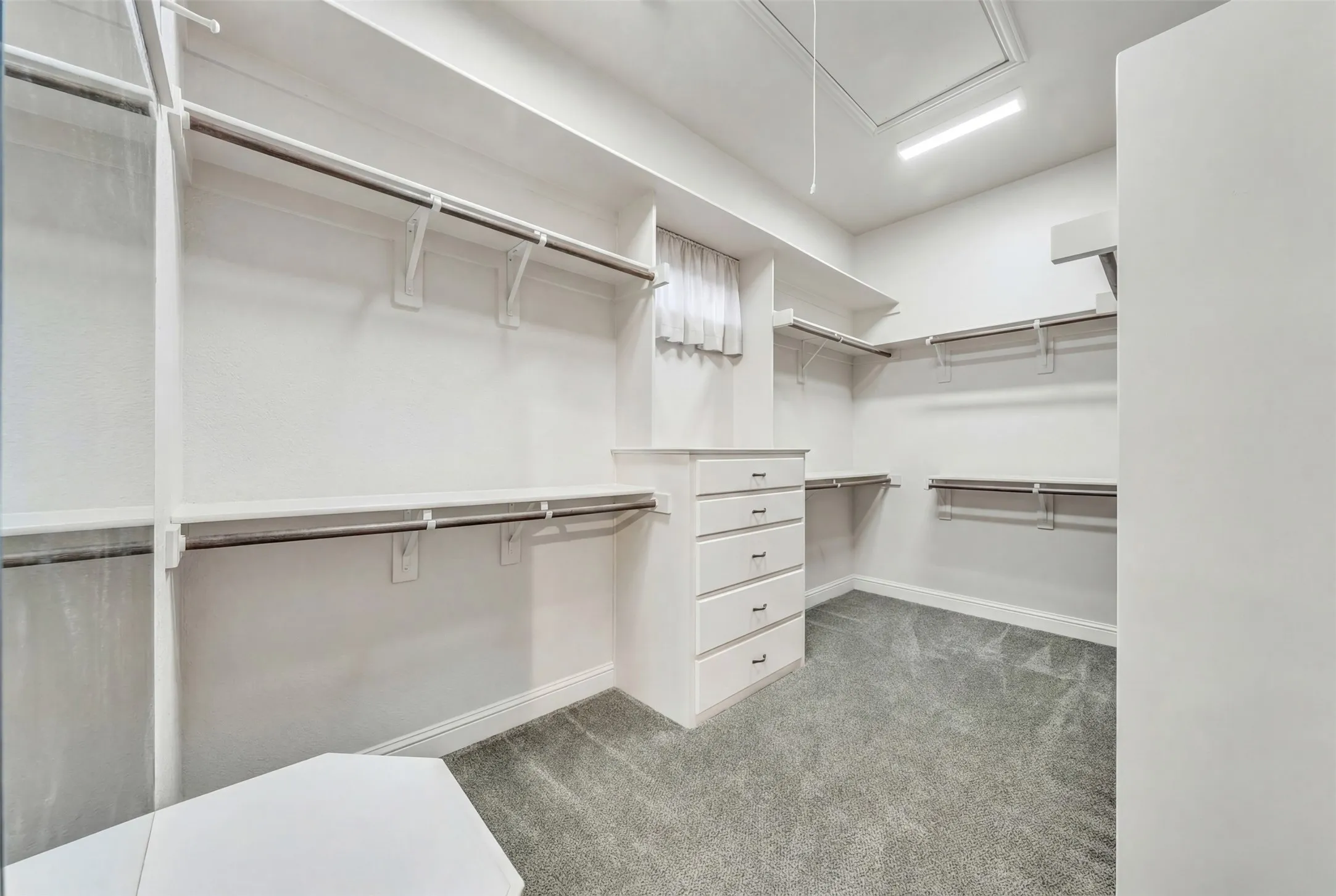 Single Family Residence For Sale in Tarrant County , 2717 S Shady Lane, Arlington, Texas 76001, 4 Bedroom, 4 Bathroom, 3 Garage spaces, 3,789 Sqft, built in 2007, Preowned, mls#21199211, Real Estate Agent in Arlington, Homes For Sale in Tarrant county, Homes For Sale in Arlington, Realtor in Arlington Texas, Real Estate Brokerage Independent Realty Texas, Luminita Cordes Realtor
