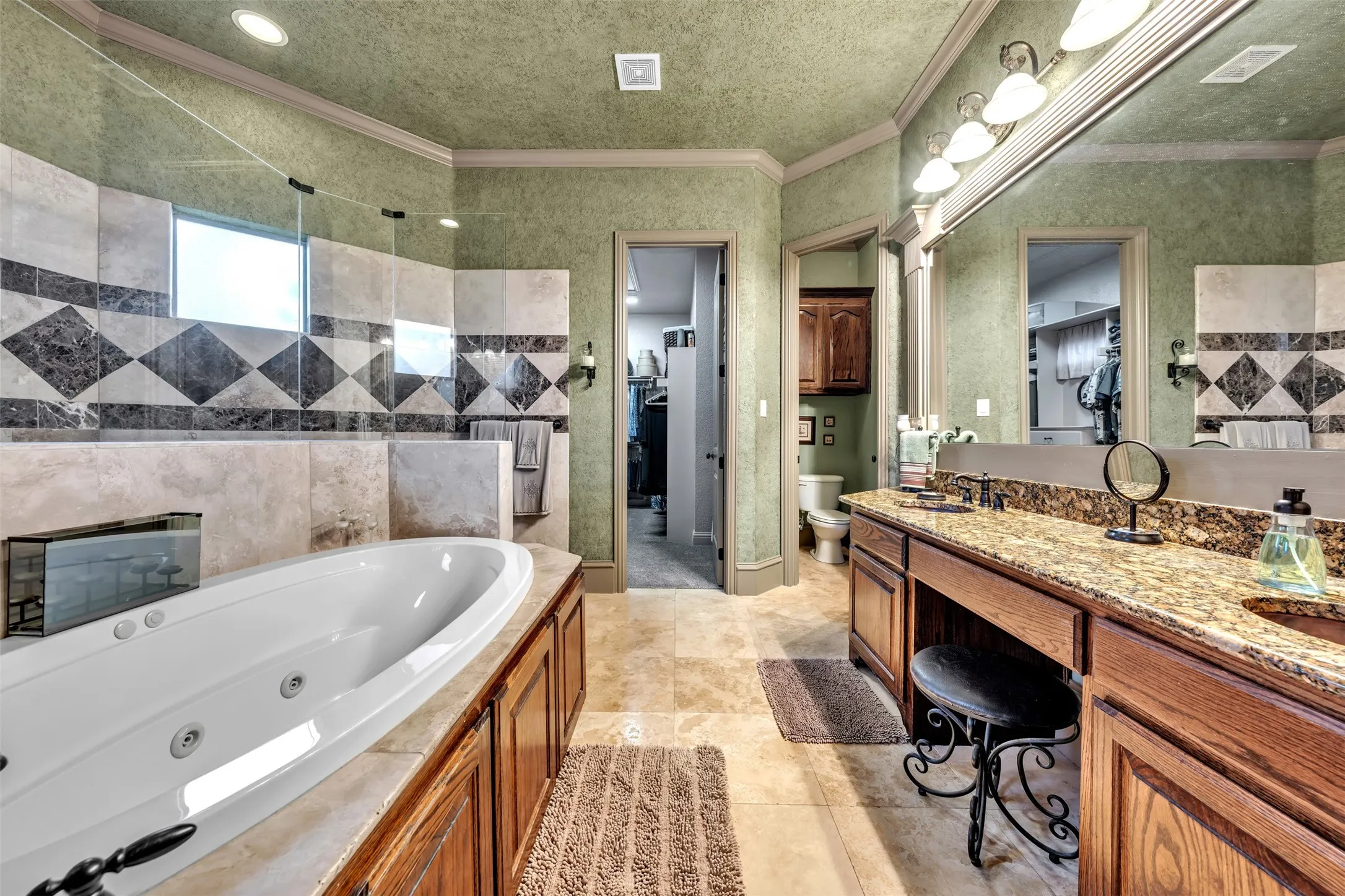 Single Family Residence For Sale in Tarrant County , 2717 S Shady Lane, Arlington, Texas 76001, 4 Bedroom, 4 Bathroom, 3 Garage spaces, 3,789 Sqft, built in 2007, Preowned, mls#21199211, Real Estate Agent in Arlington, Homes For Sale in Tarrant county, Homes For Sale in Arlington, Realtor in Arlington Texas, Real Estate Brokerage Independent Realty Texas, Luminita Cordes Realtor