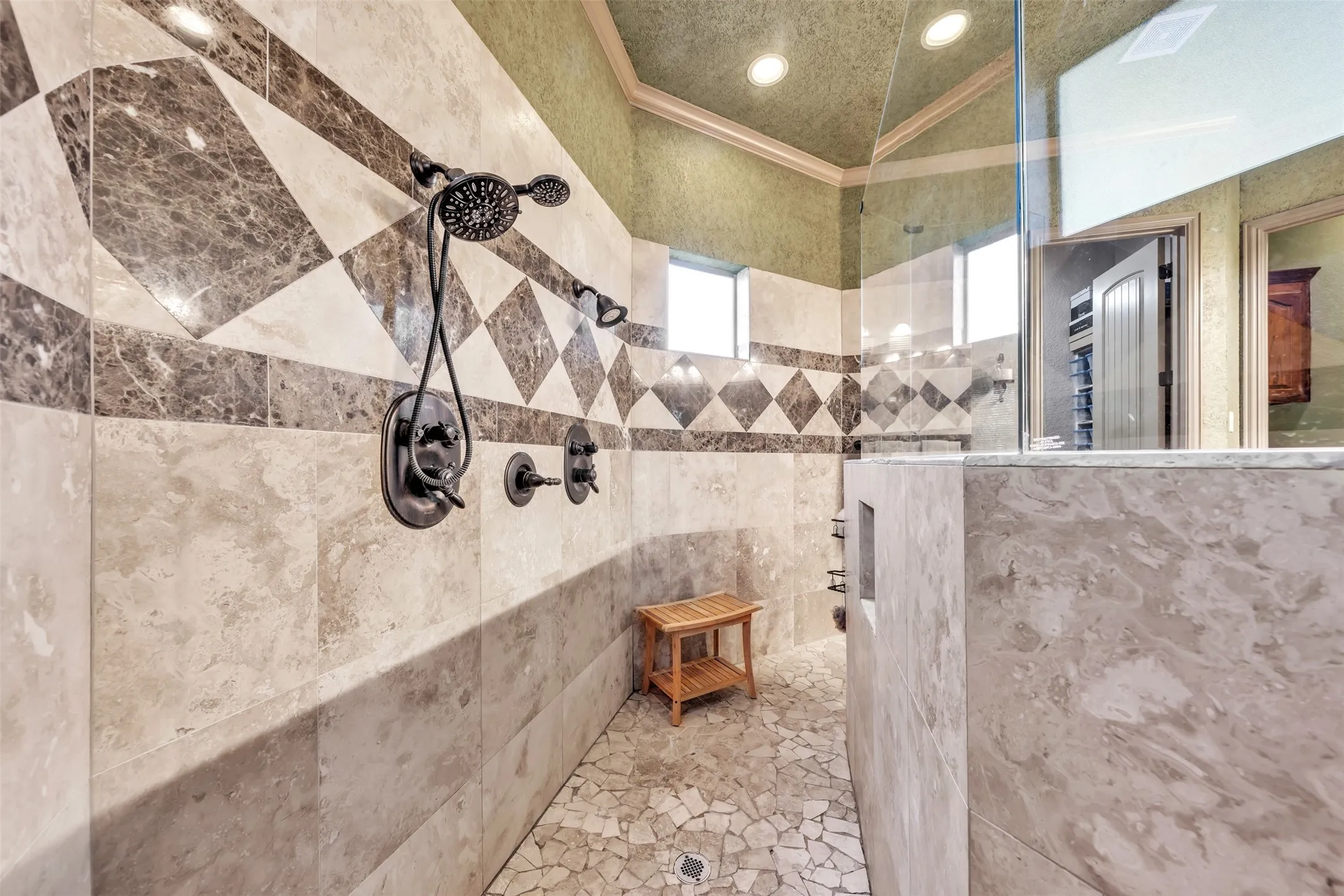 Single Family Residence For Sale in Tarrant County , 2717 S Shady Lane, Arlington, Texas 76001, 4 Bedroom, 4 Bathroom, 3 Garage spaces, 3,789 Sqft, built in 2007, Preowned, mls#21199211, Real Estate Agent in Arlington, Homes For Sale in Tarrant county, Homes For Sale in Arlington, Realtor in Arlington Texas, Real Estate Brokerage Independent Realty Texas, Luminita Cordes Realtor