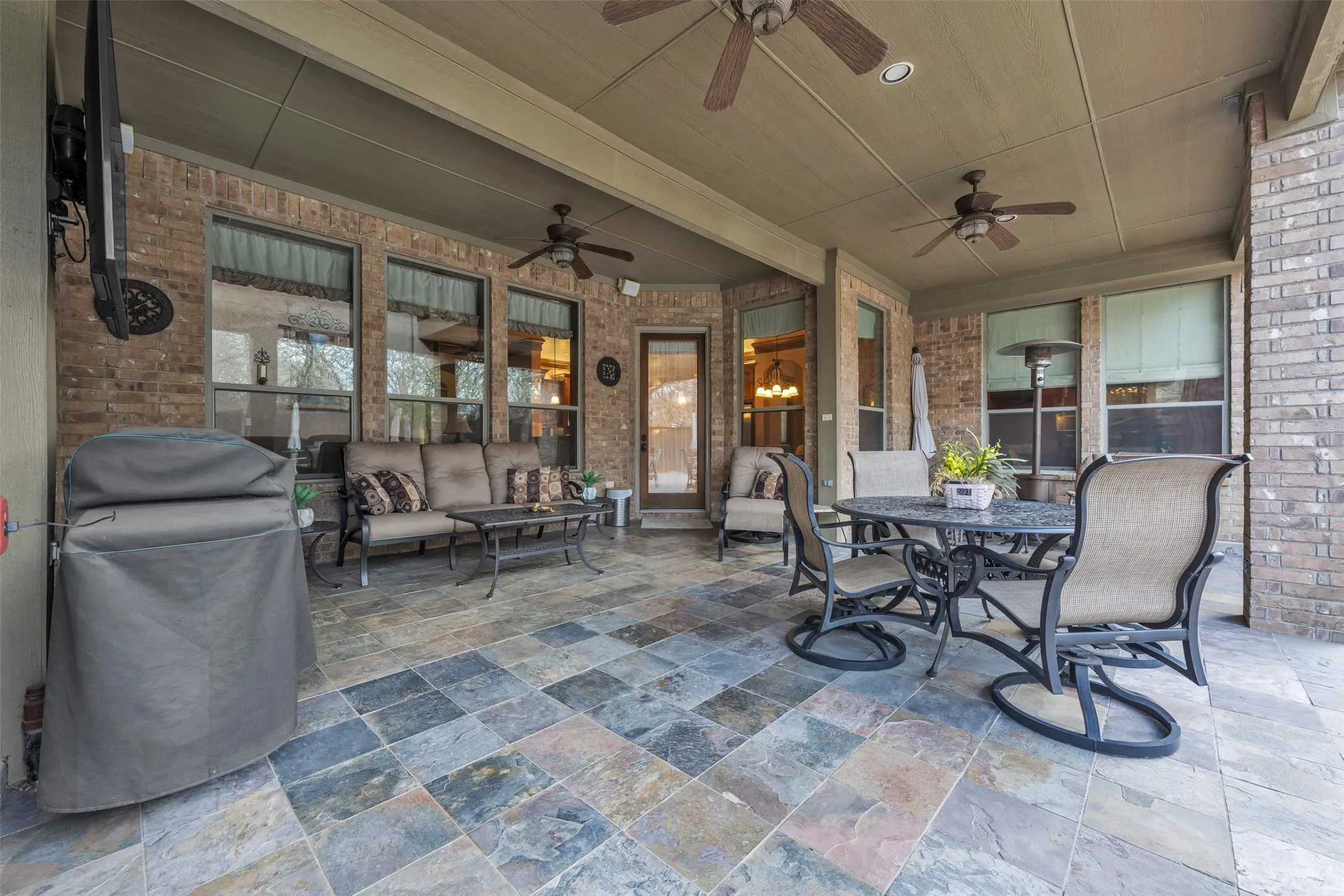 Single Family Residence For Sale in Tarrant County , 2717 S Shady Lane, Arlington, Texas 76001, 4 Bedroom, 4 Bathroom, 3 Garage spaces, 3,789 Sqft, built in 2007, Preowned, mls#21199211, Real Estate Agent in Arlington, Homes For Sale in Tarrant county, Homes For Sale in Arlington, Realtor in Arlington Texas, Real Estate Brokerage Independent Realty Texas, Luminita Cordes Realtor